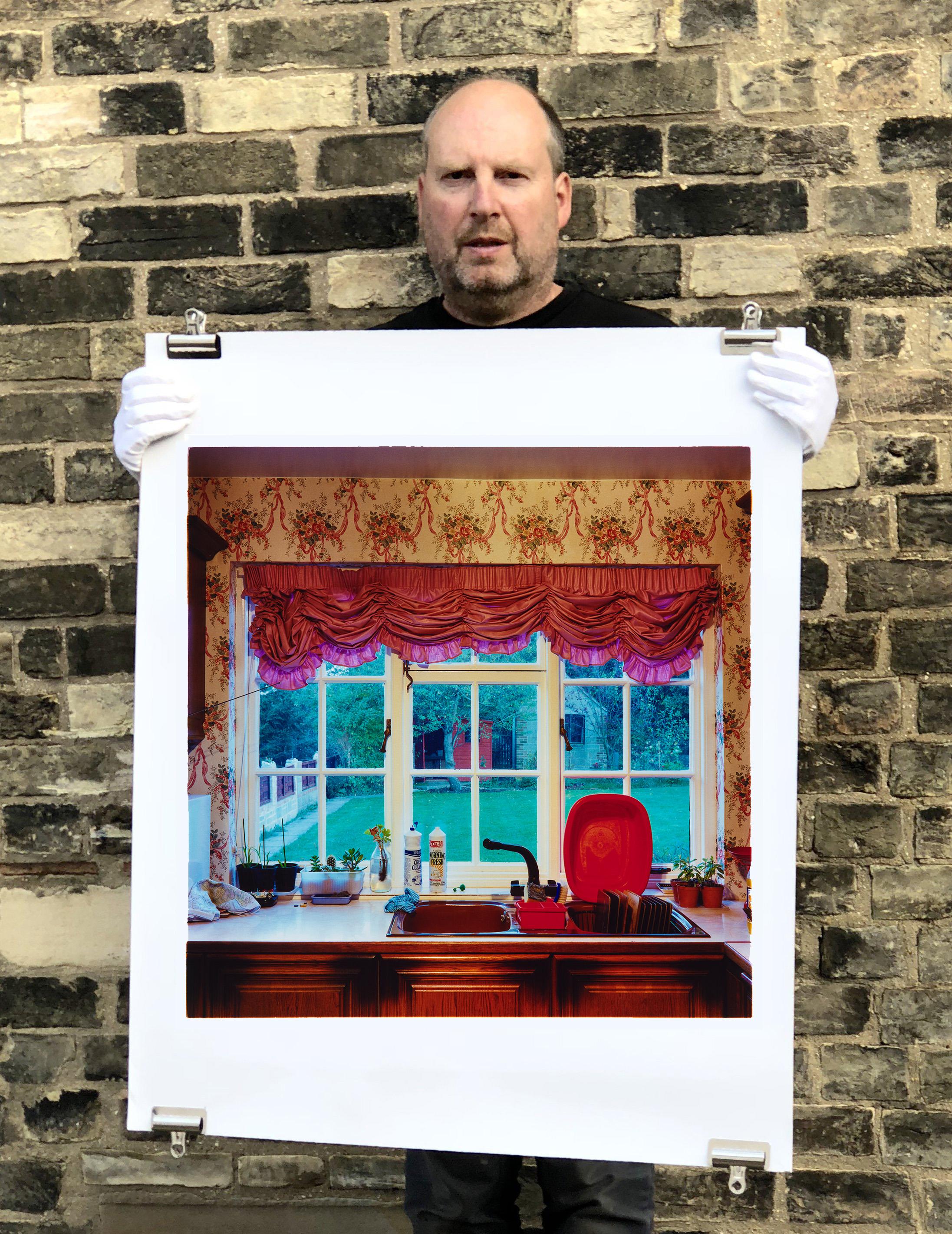 Kitchen Sink – Ordinary Places Vintage-Interieurfotografie (Braun), Print, von Richard Heeps