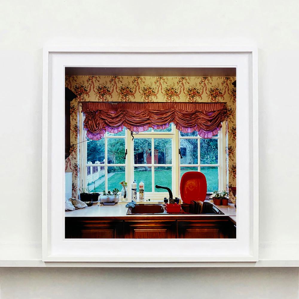Foto aus Richard Heeps gefeierter Serie Ordinary Places, eine Innenansicht aus den 1980er Jahren mit Blick aus der Küchenspüle in den Garten. 
Es war Richards erste Farbkollektion, die zwischen 1986 und 1991 entstand und sofort mit einer Ausstellung