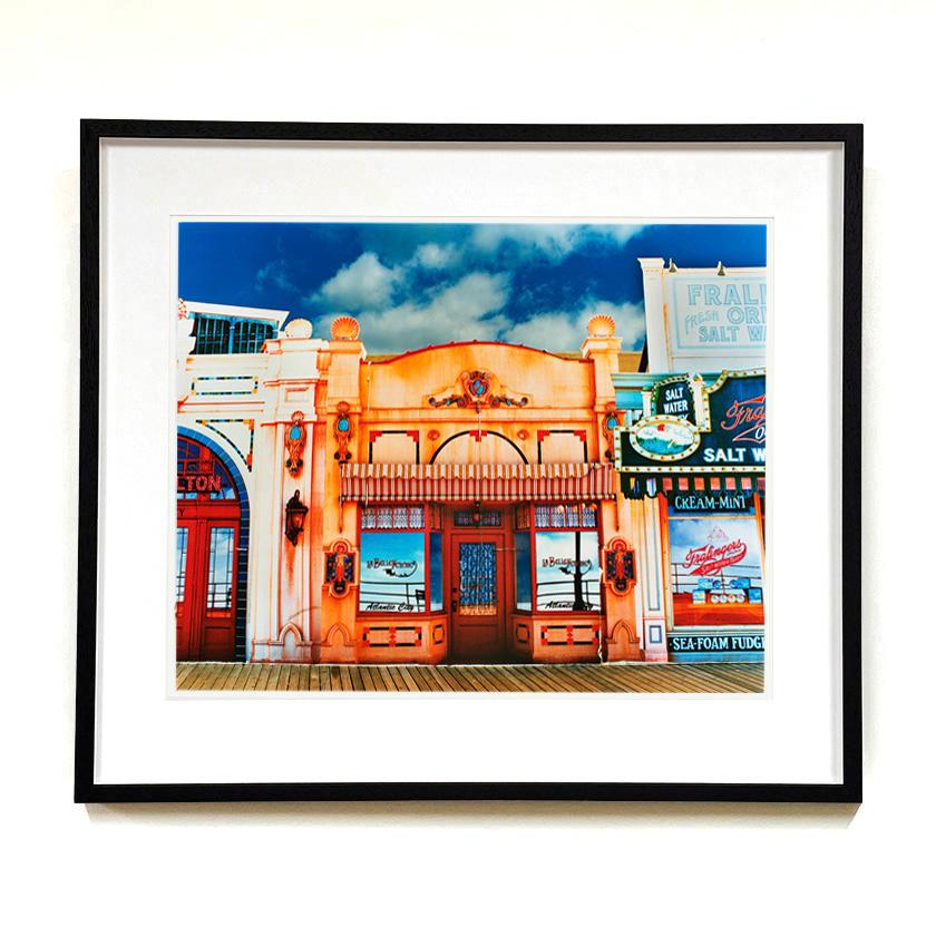 La Belle Femme in der Sonne, Atlantic City - Amerikanische Farbfotografie – Print von Richard Heeps