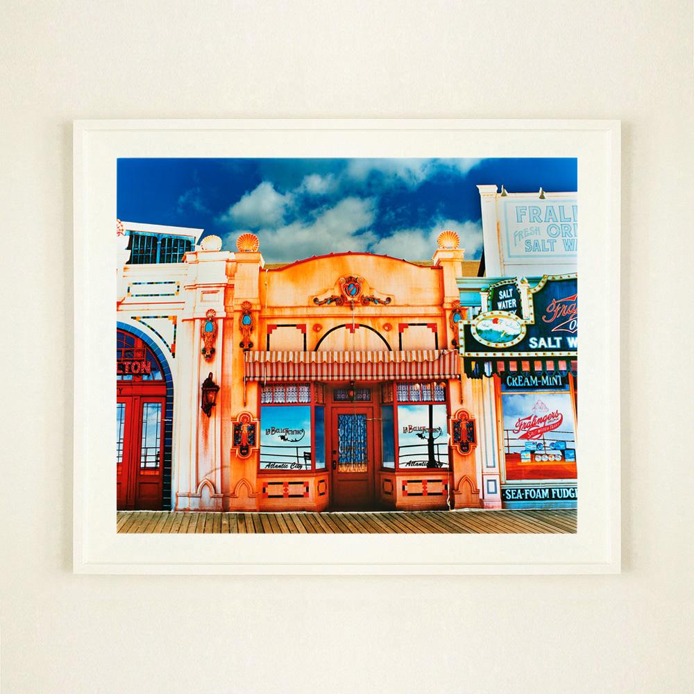 La Belle Femme au soleil, Atlantic City, New Jersey - Photographie américaine en couleurs - Pop Art Print par Richard Heeps