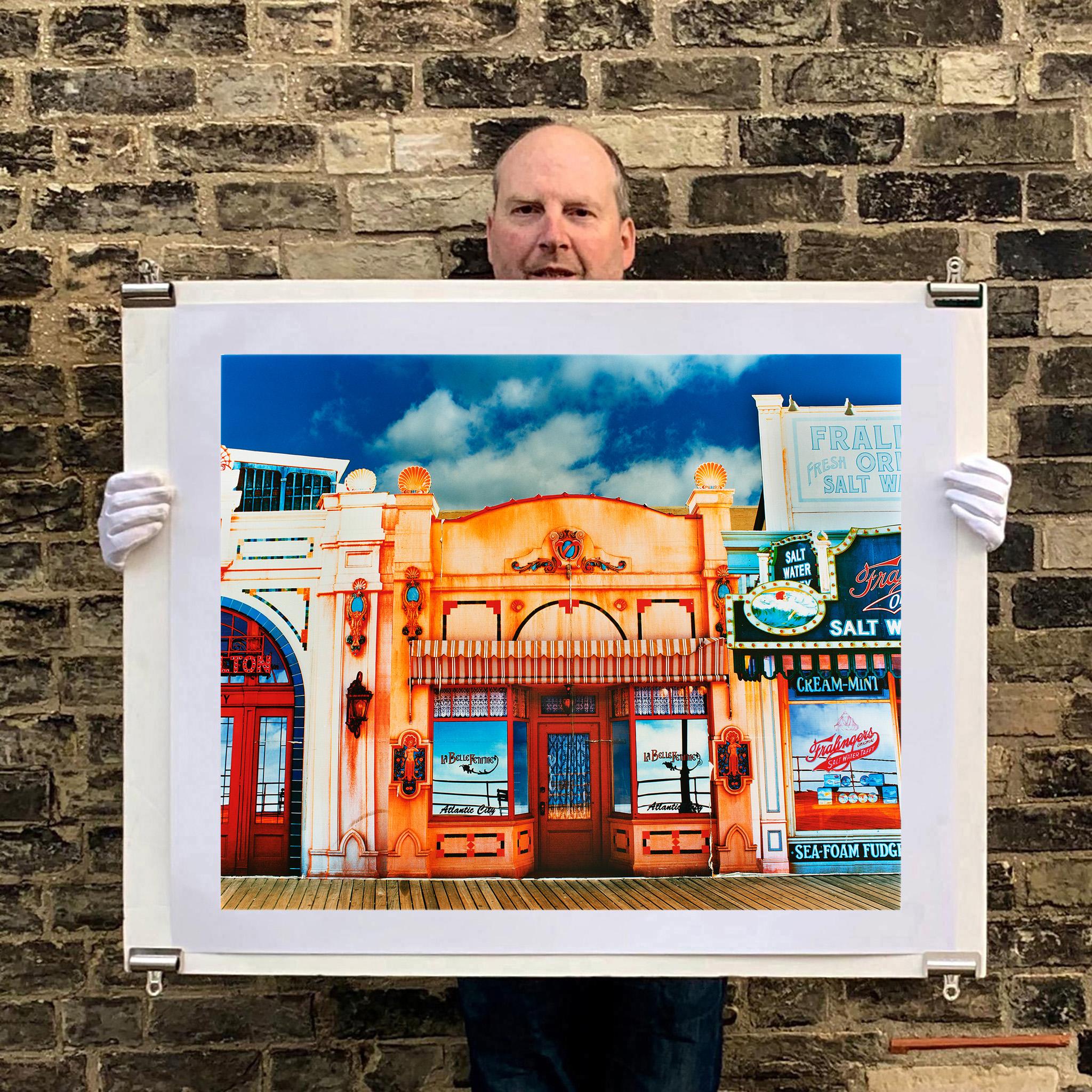 La Belle Femme au soleil, Atlantic City, New Jersey - Photographie américaine en couleurs - Print de Richard Heeps