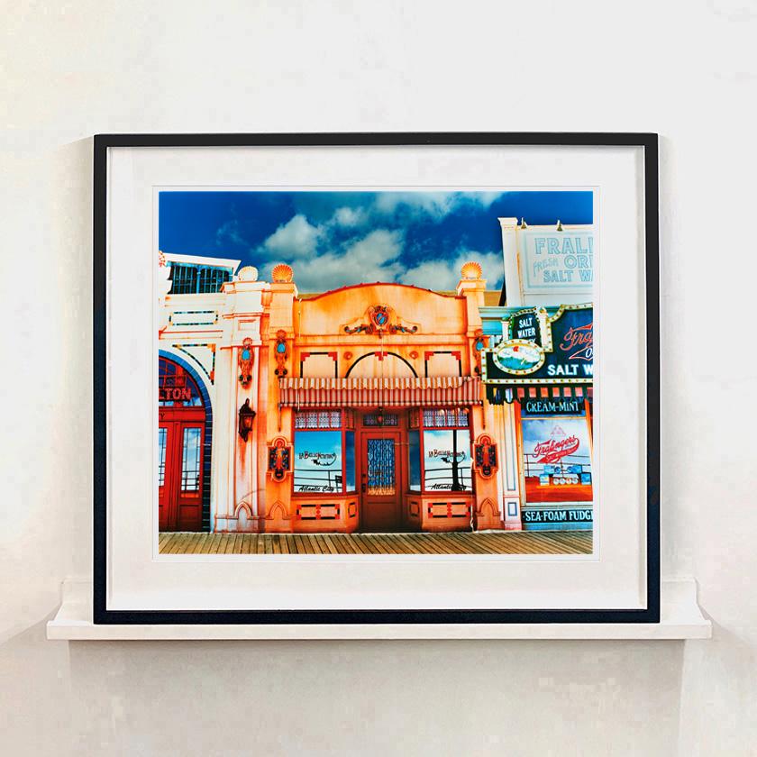 La Belle Femme au soleil, Atlantic City, New Jersey - Photographie américaine en couleurs en vente 3