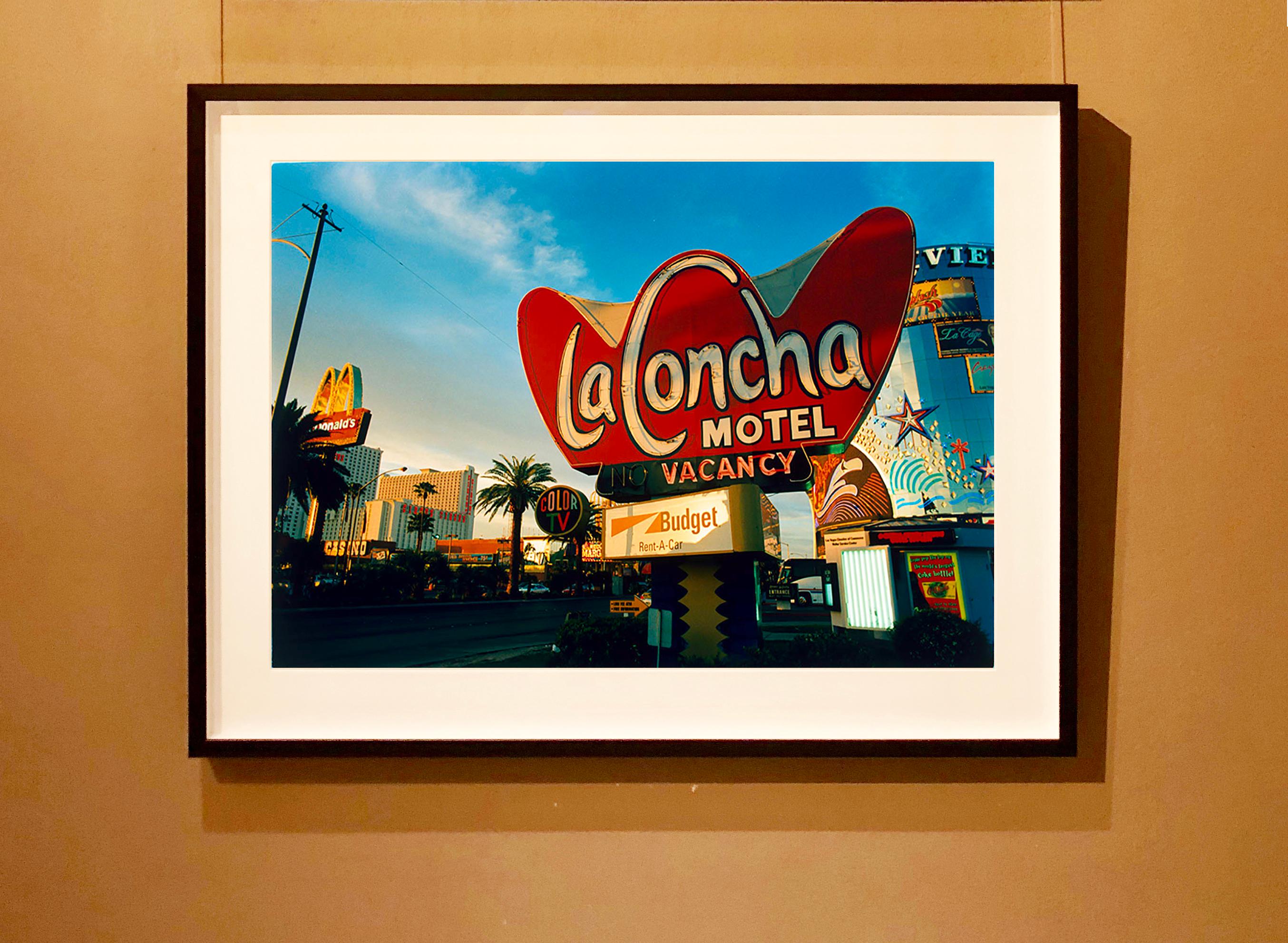La Concha on the Strip, Las Vegas - Photographie couleur américaine - Print de Richard Heeps