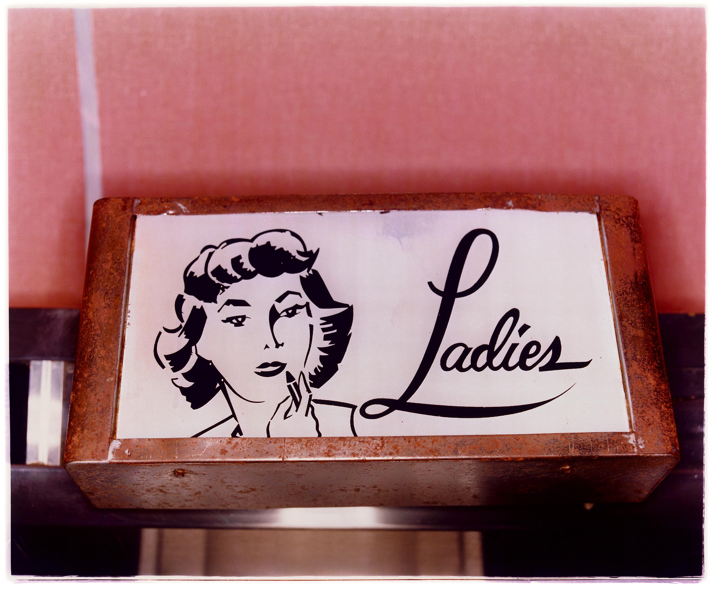 Ladies and Men, Wildwood, New Jersey - Photographie couleur Pop Art - Print de Richard Heeps