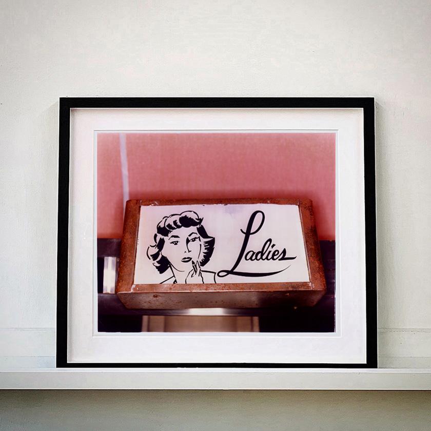 Ladies and Men, Wildwood, New Jersey - Photographie couleur Pop Art en vente 2