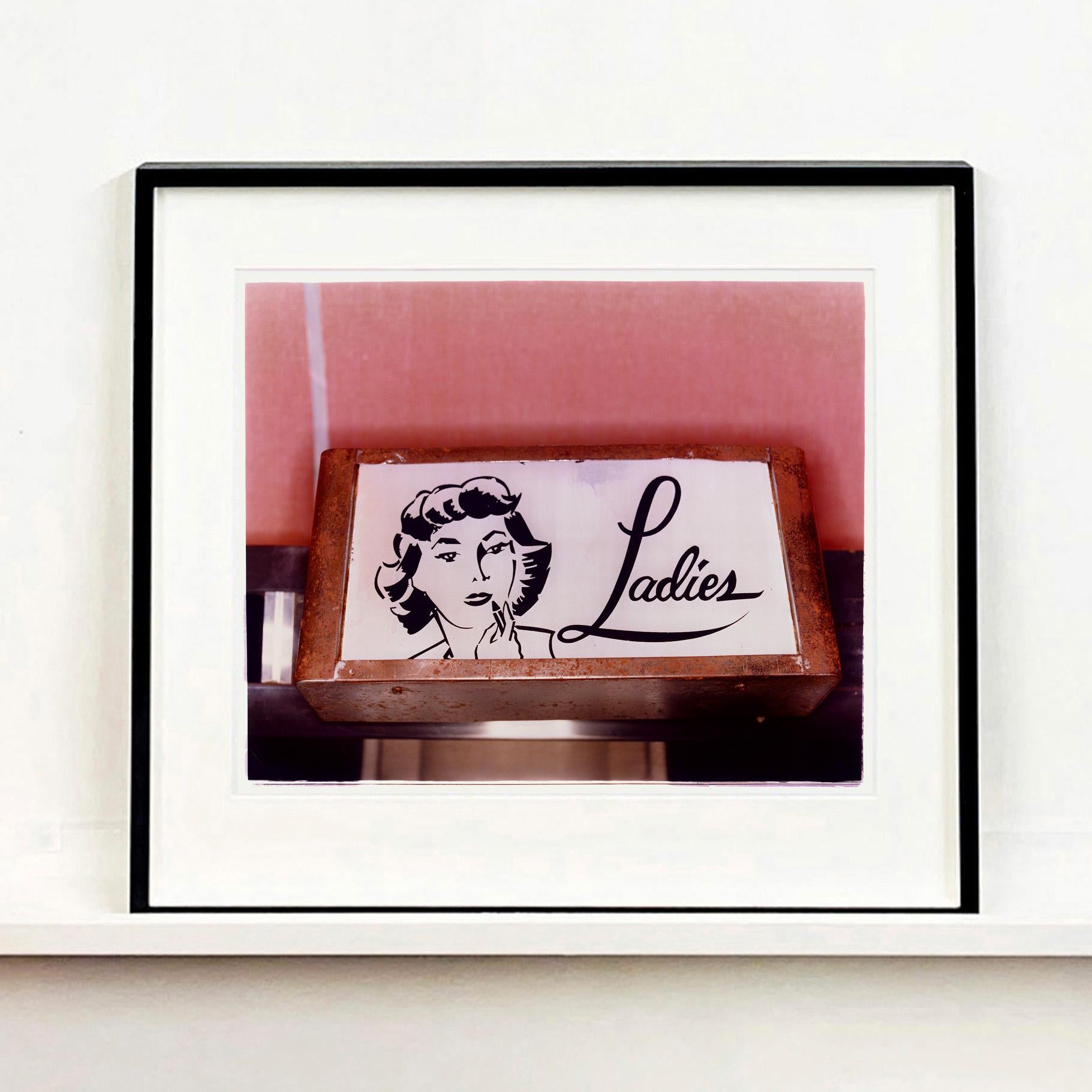 Ladies, Wildwood, New Jersey - Photographie d'intérieur américain rose - Rose Still-Life Photograph par Richard Heeps