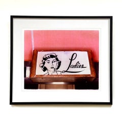 Lady, Wildwood, New Jersey - Fotografia americana a colori di interni rosa