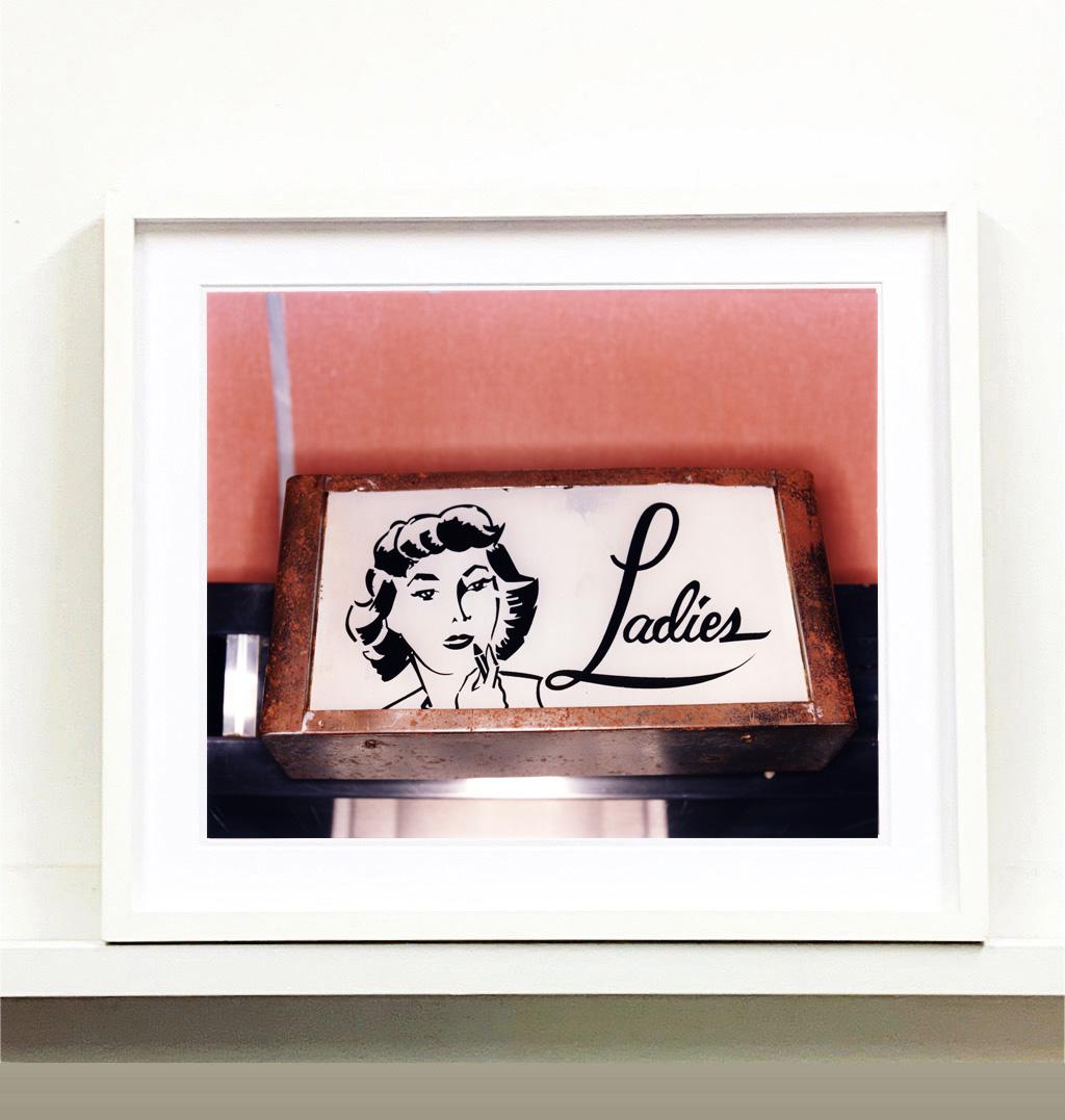 Ladies, Wildwood, New Jersey - Photographie couleur Pop Art - Beige Interior Print par Richard Heeps