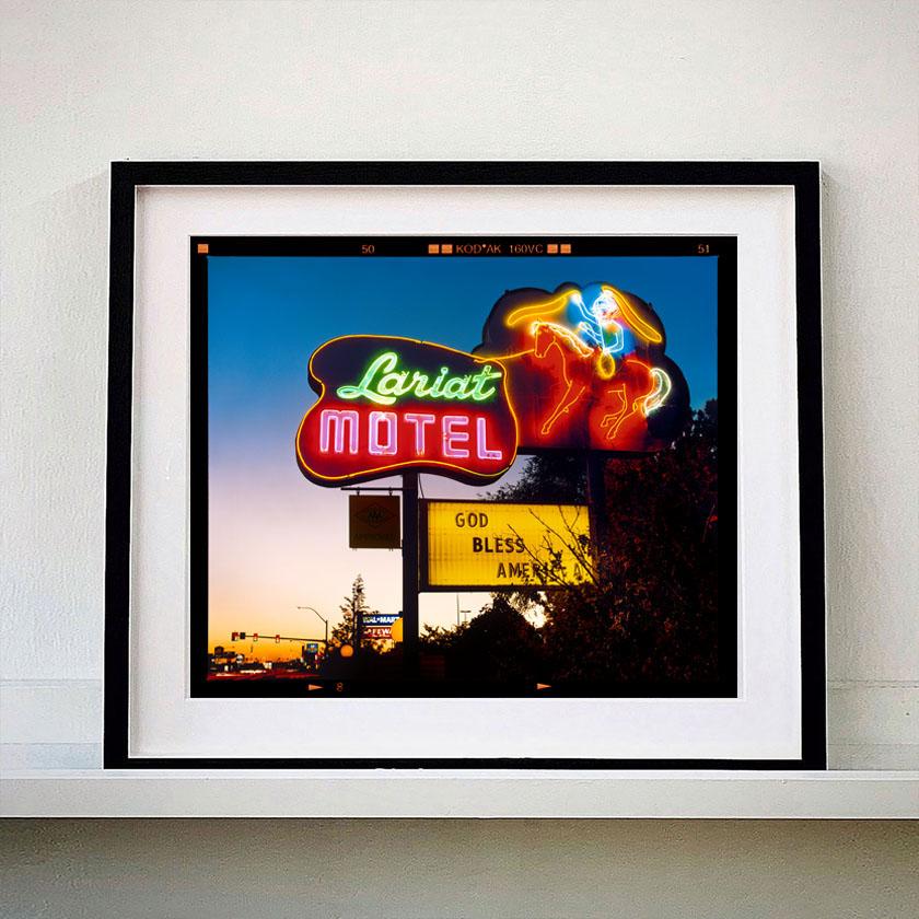 Lariat Motel, Fallon, Nevada – Architektur Typografiefotografie-Fotografie – Photograph von Richard Heeps