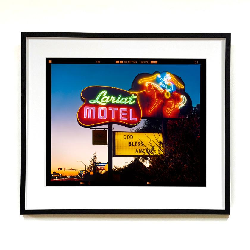 Lariat Motel, Fallon, Nevada – Architektur Typografiefotografie-Fotografie – Print von Richard Heeps
