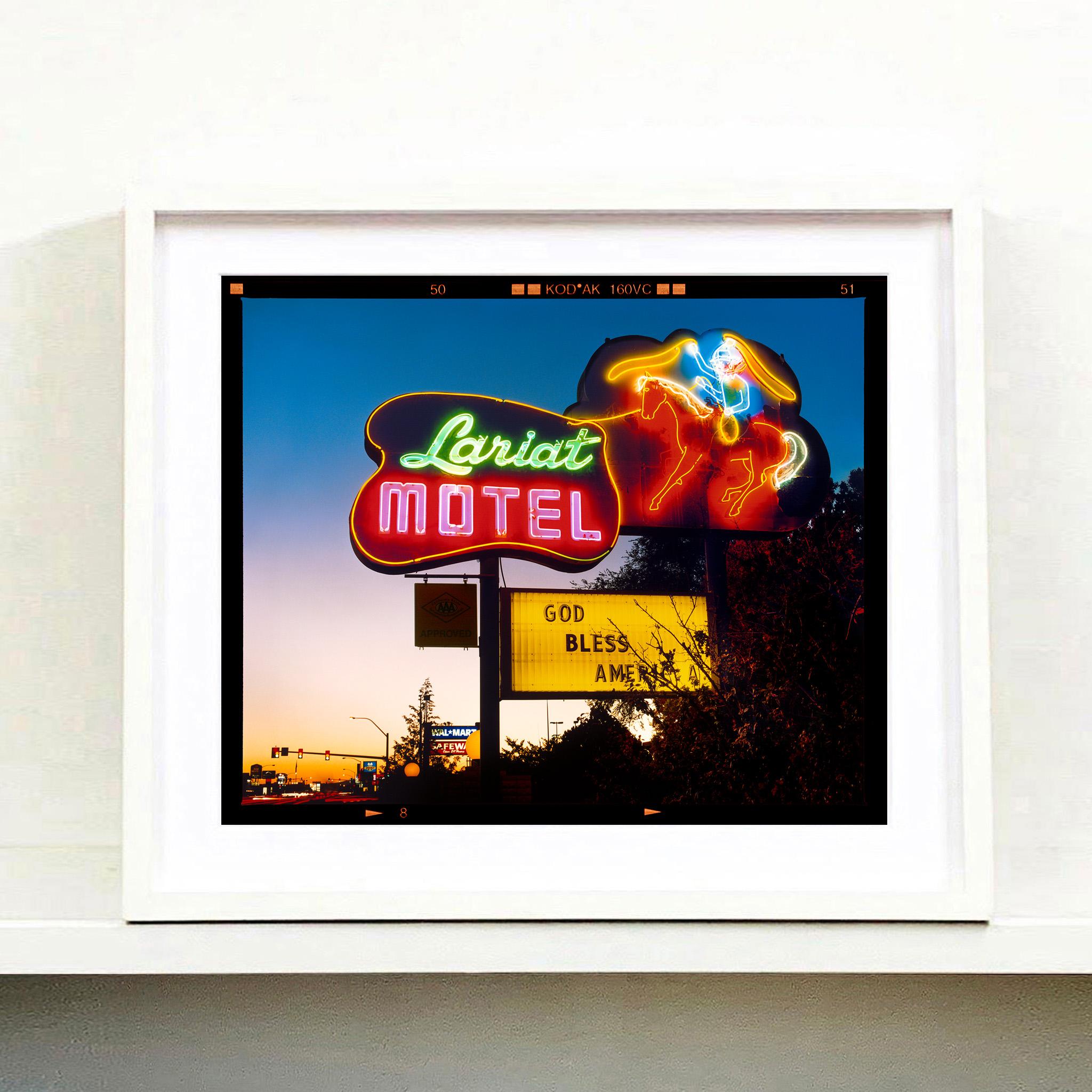 Lariat Motel, Fallon, Nevada – Architektur Typografiefotografie-Fotografie (Zeitgenössisch), Photograph, von Richard Heeps