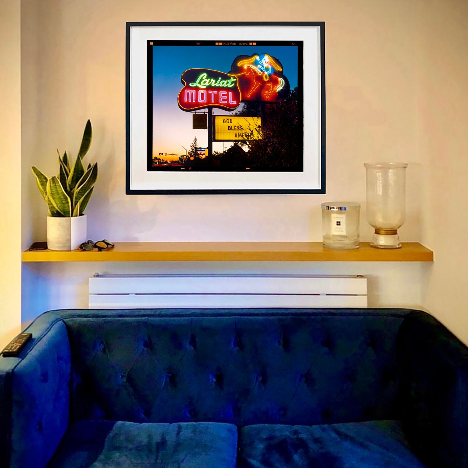 Lariat Motel, Fallon, Nevada – Architektur Typografiefotografie-Fotografie (Zeitgenössisch), Print, von Richard Heeps