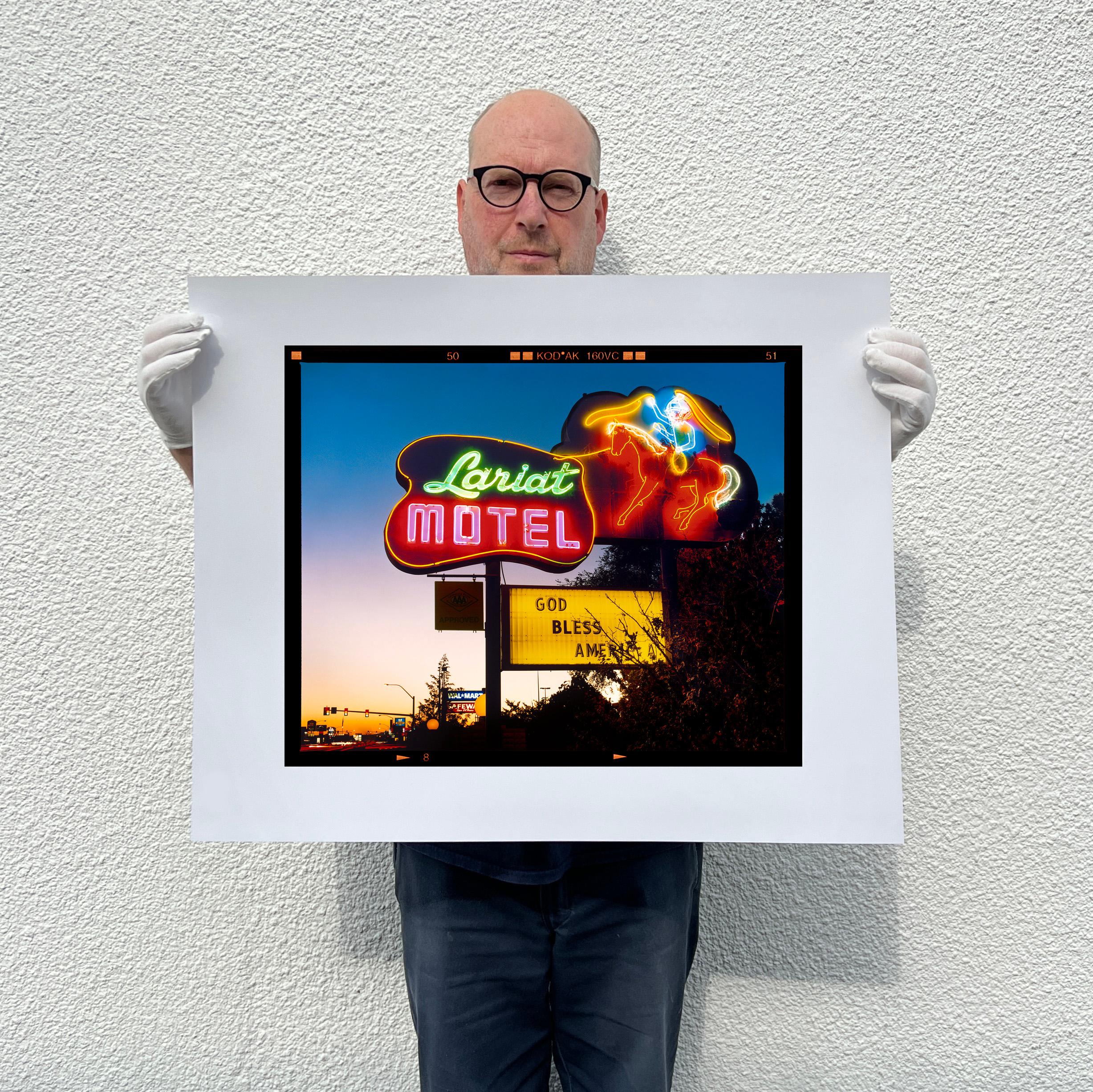Lariat Motel, Fallon, Nevada – Architektur Typografiefotografie-Fotografie (Schwarz), Interior Print, von Richard Heeps