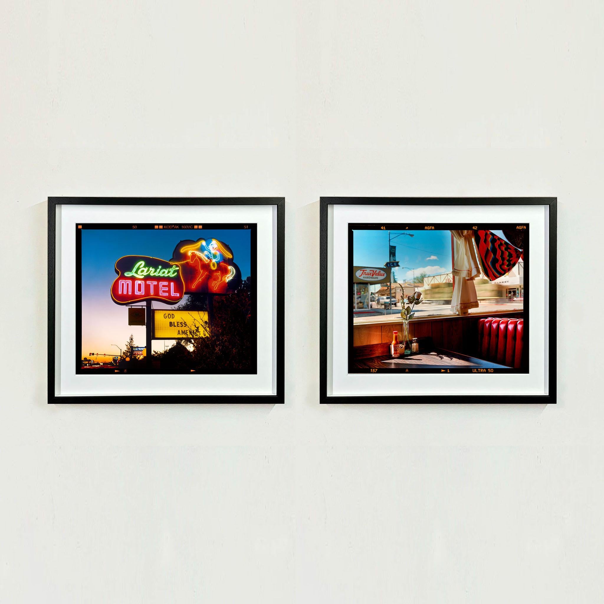 Lariat Motel, Foto aus Richard Heeps Serie Traum in Farbe. Die Neonröhre dieses klassischen amerikanischen Straßenschildes leuchtet im Abendlicht. Es wurde an seinem ursprünglichen Standort in Fallon, Nevada, gefangen genommen. Die Eigentümer haben
