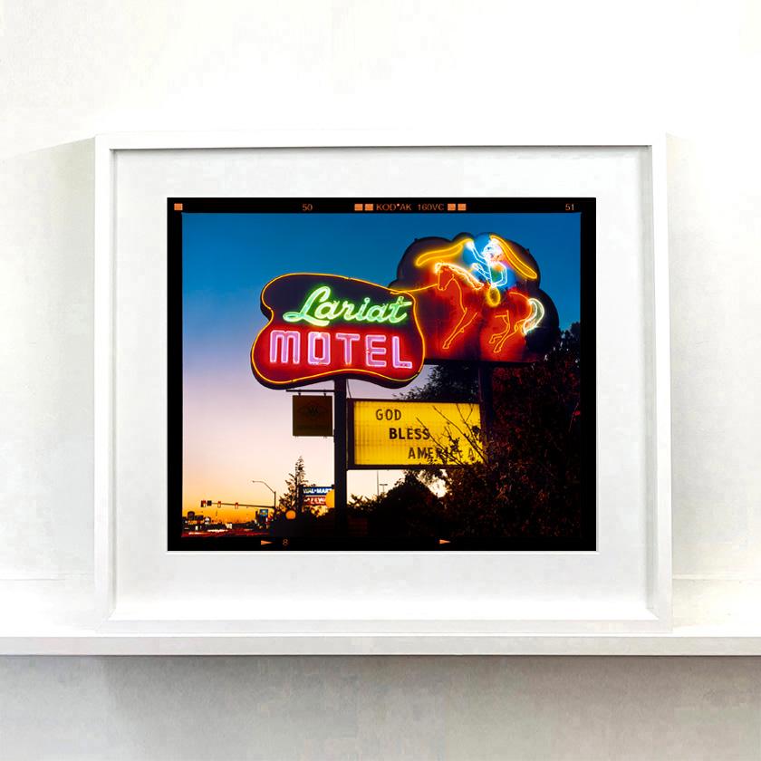 Lariat Motel, Foto aus Richard Heeps Serie Traum in Farbe. Die Neonröhre dieses klassischen amerikanischen Straßenschildes leuchtet im Abendlicht. Es wurde an seinem ursprünglichen Standort in Fallon, Nevada, gefangen genommen. Die Eigentümer haben