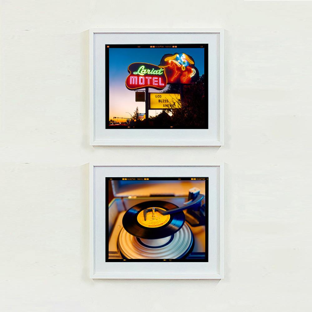 Lariat Motel, Fallon, Nevada – Architektur Typografiefotografie-Fotografie im Angebot 2