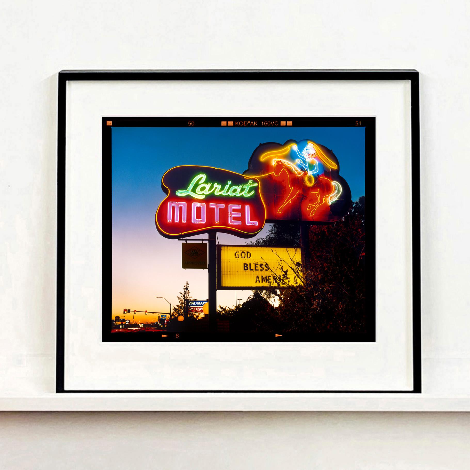 Lariat Motel, Fallon, Nevada – Architektur Typografiefotografie-Fotografie im Angebot 3