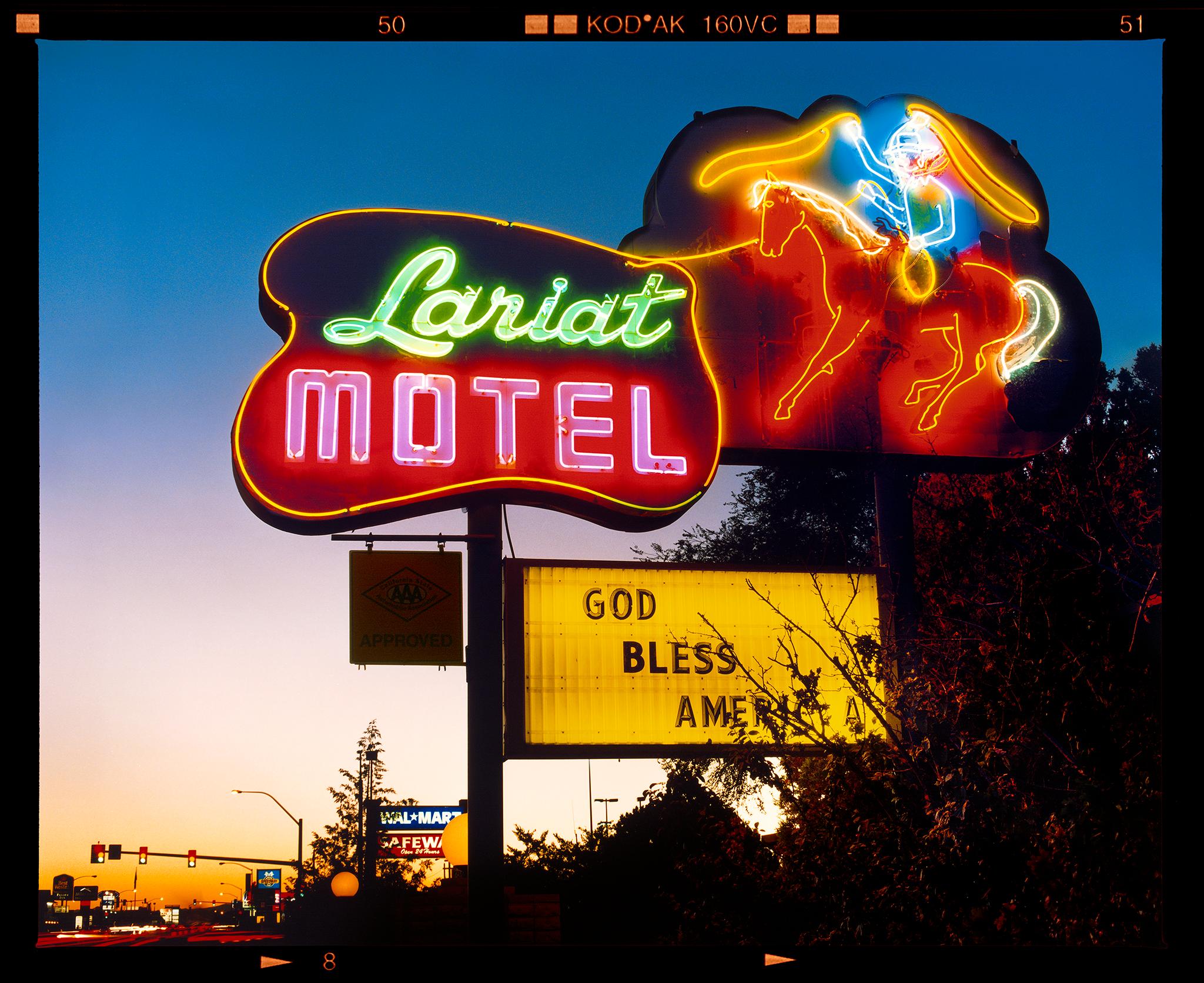 Richard Heeps Color Photograph – Lariat Motel, Fallon, Nevada – Architektur Typografiefotografie-Fotografie