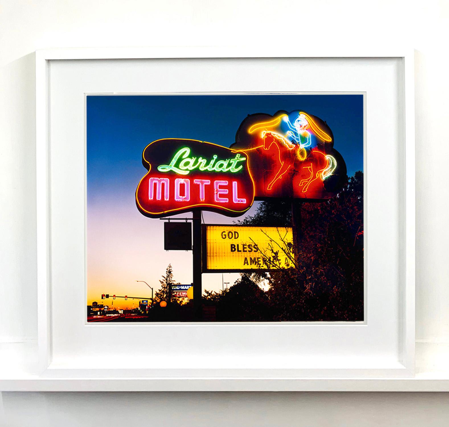 Lariat Motel, Fallon, Nevada - Neon, Americana, photographie en couleur - Contemporain Photograph par Richard Heeps
