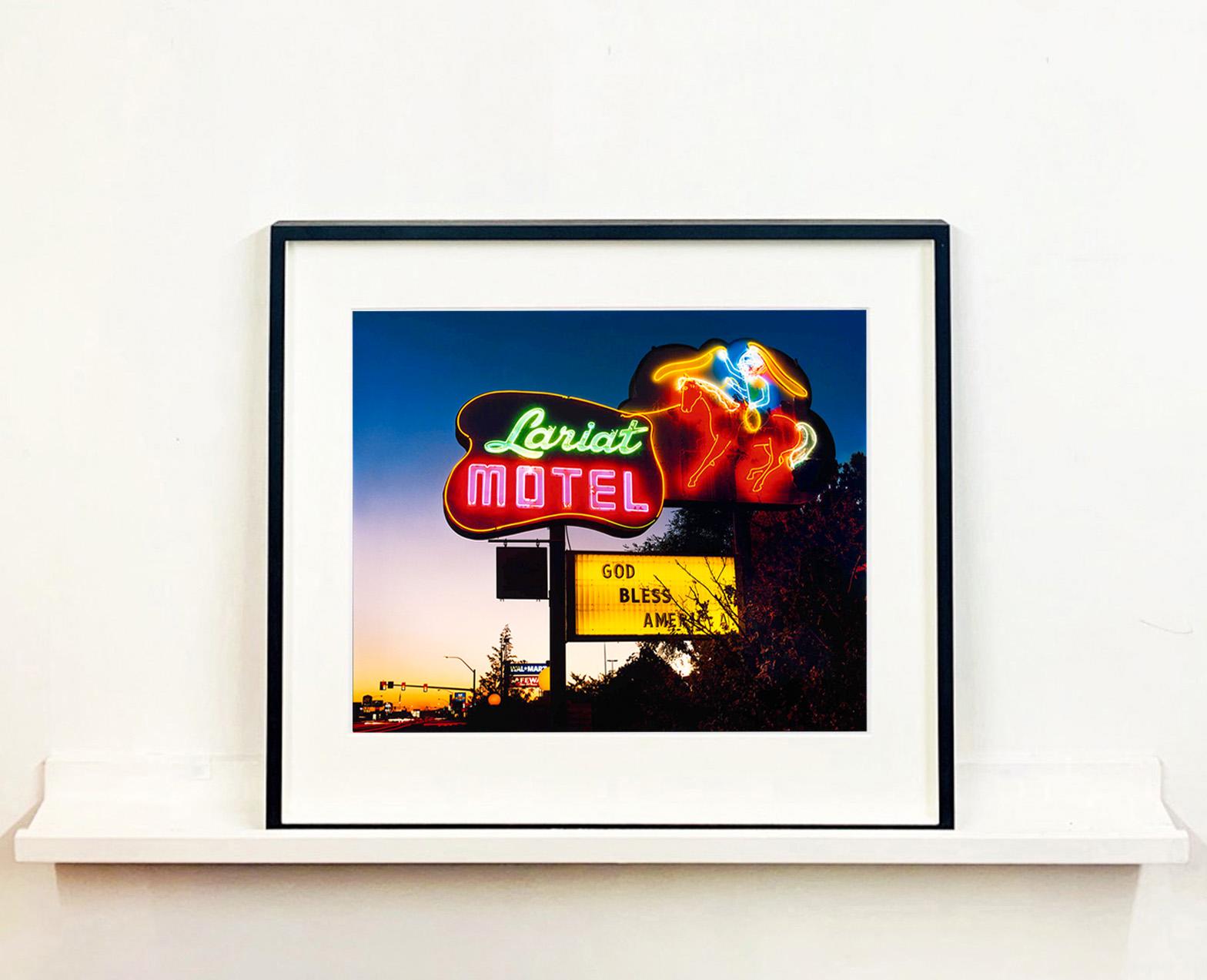 Lariat Motel, Fallon, Nevada - Neon, Americana, photographie en couleur - Photograph de Richard Heeps