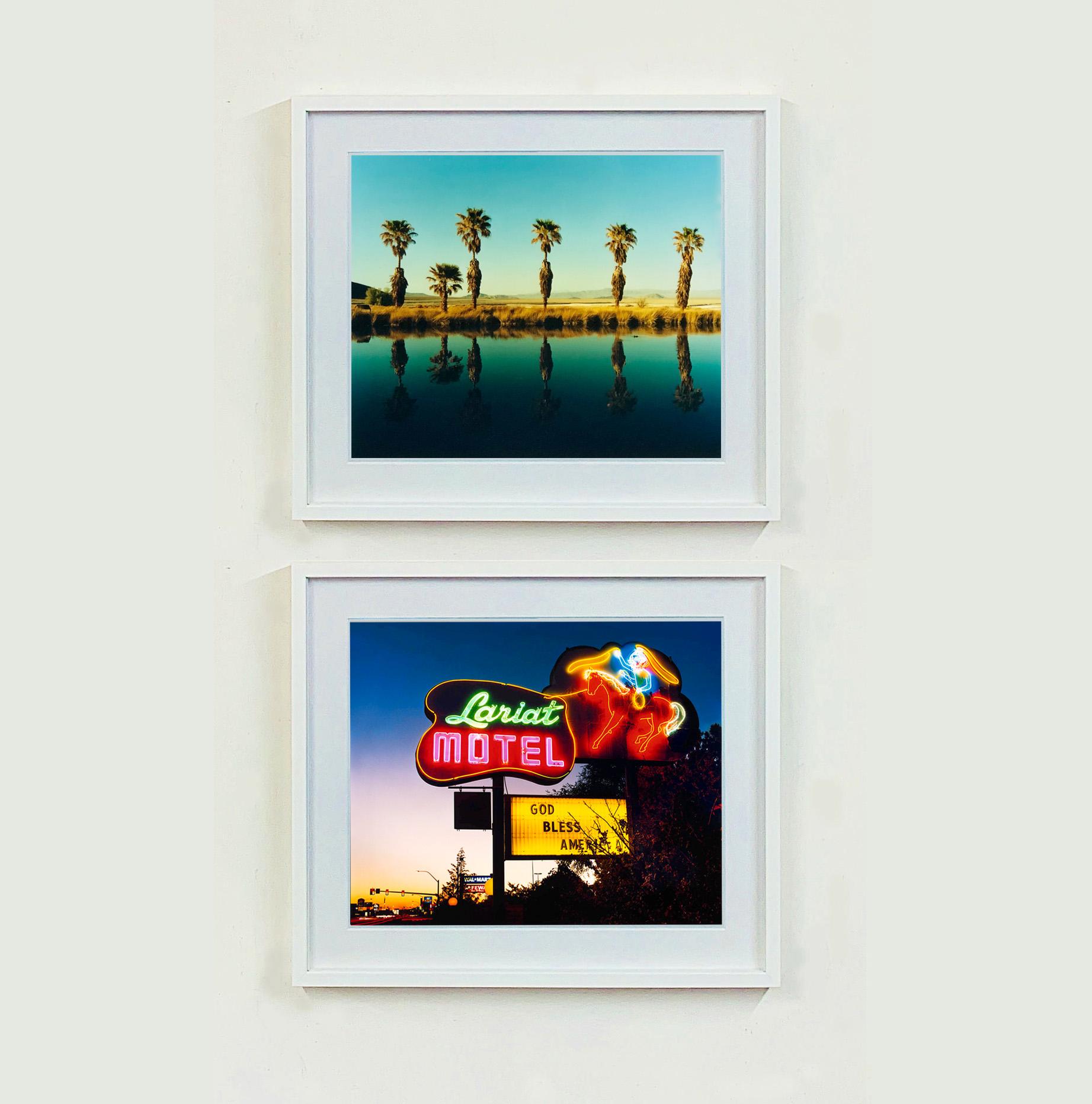 Lariat Motel, Fallon, Nevada - Neon, Americana, photographie en couleur - Noir Color Photograph par Richard Heeps