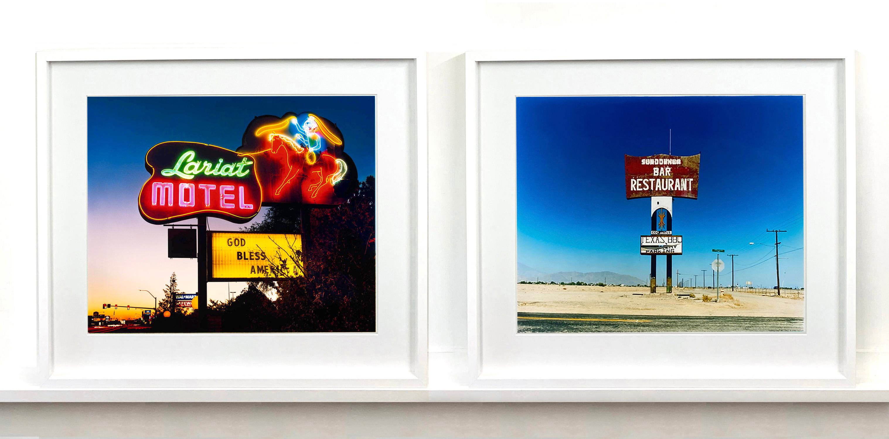 Lariat Motel, Fallon, Nevada - Neon, Americana, photographie en couleur en vente 1