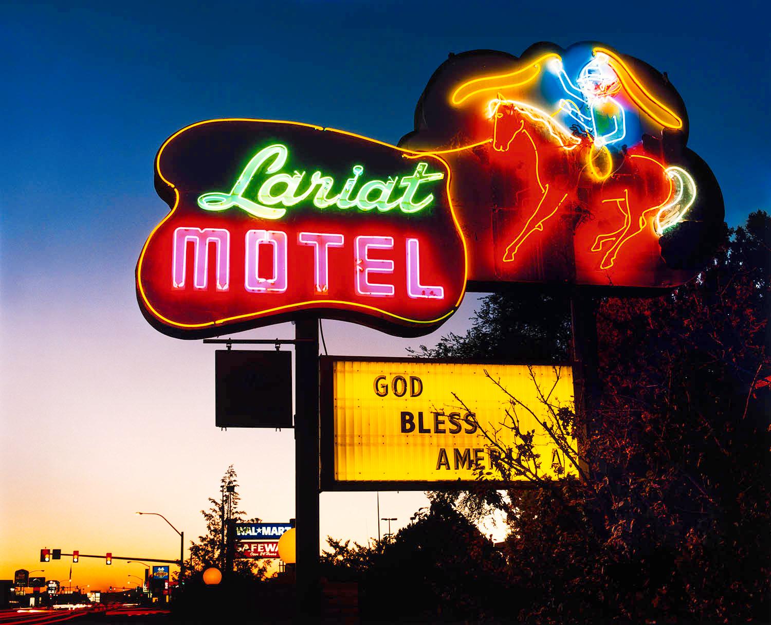 Color Photograph Richard Heeps - Lariat Motel, Fallon, Nevada - Neon, Americana, photographie en couleur