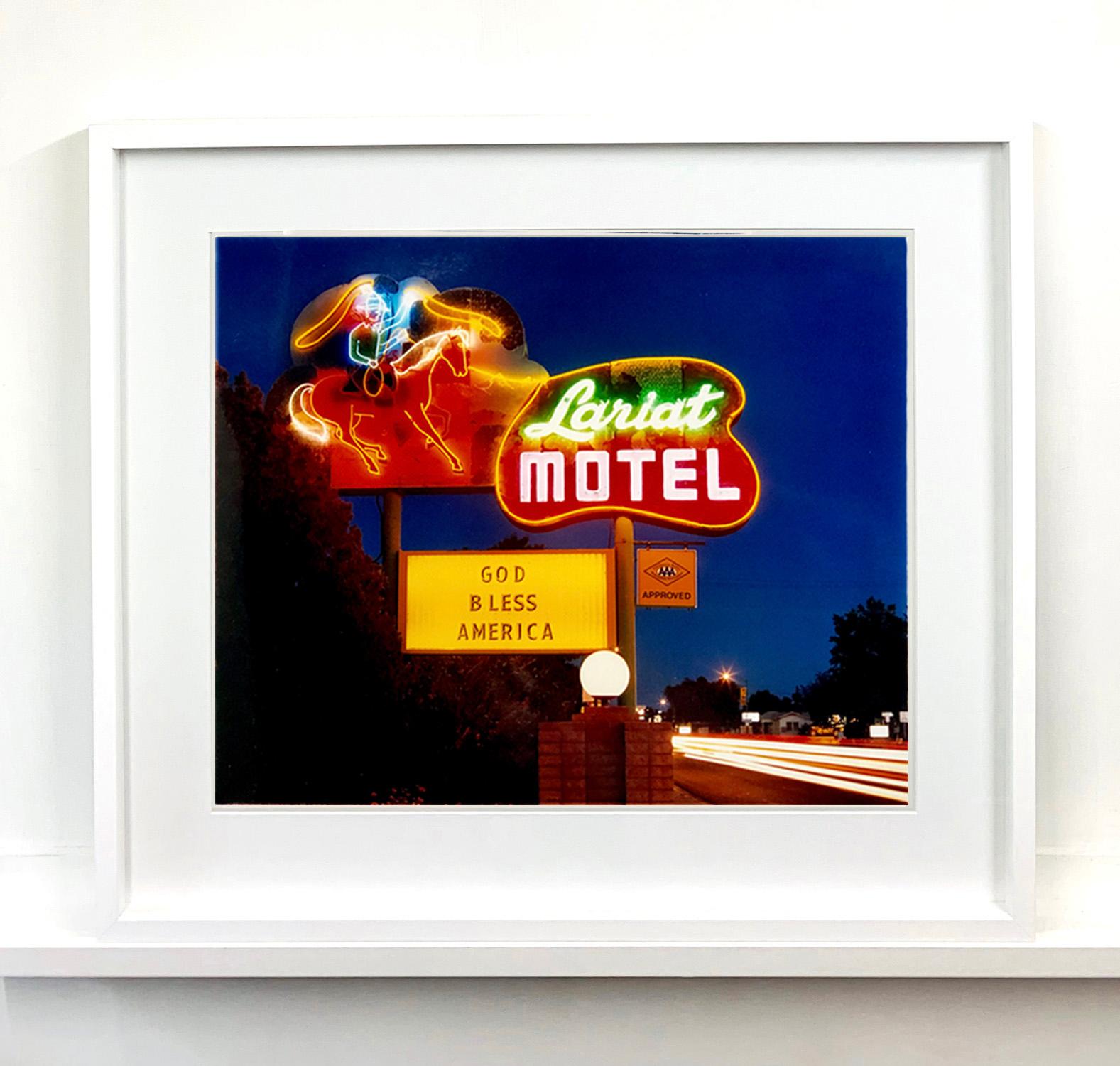 Lariat Motel II, Fallon, Nevada - Neon, Americana, Farbfotografie – Photograph von Richard Heeps