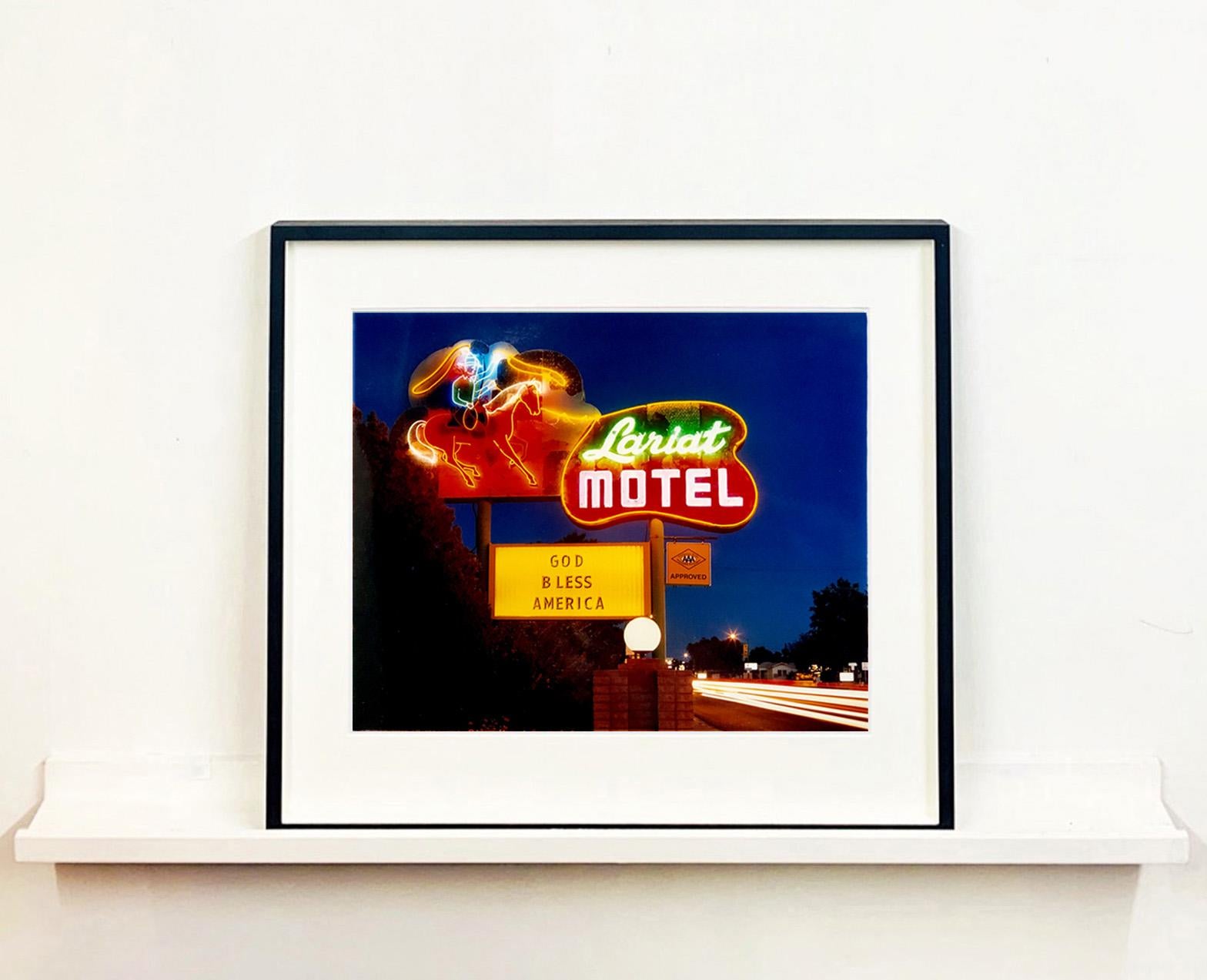 Lariat Motel II, Fallon, Nevada - Neon, Americana, Farbfotografie (Zeitgenössisch), Photograph, von Richard Heeps