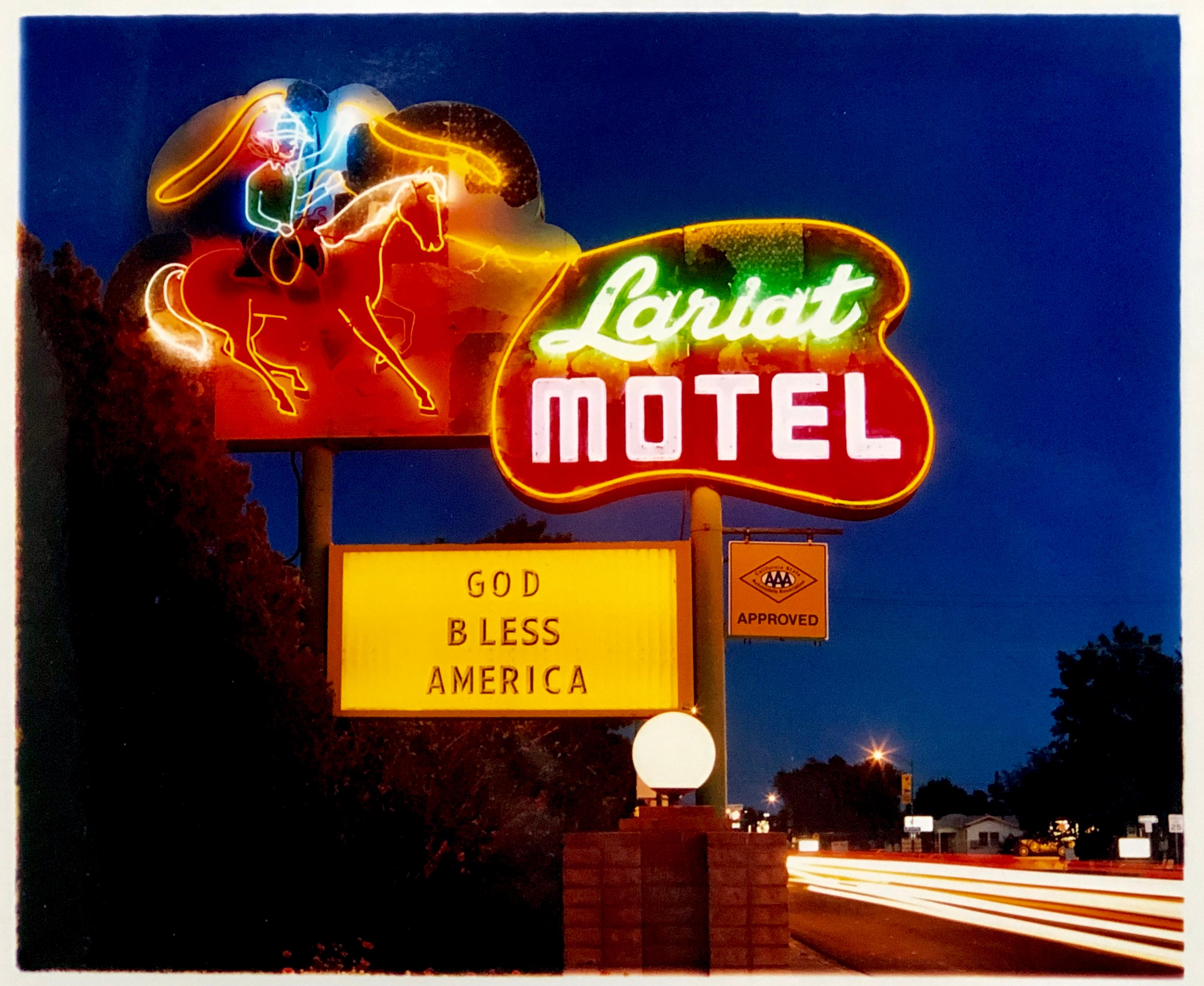 Richard Heeps Color Photograph – Lariat Motel II, Fallon, Nevada - Neon, Americana, Farbfotografie