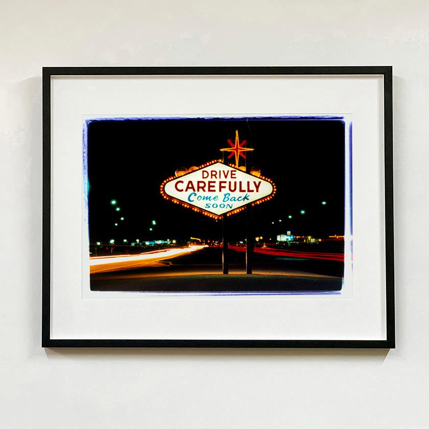 Leder, Las Vegas – Ikonische amerikanische Farbfotografie mit Googie-Schild – Photograph von Richard Heeps