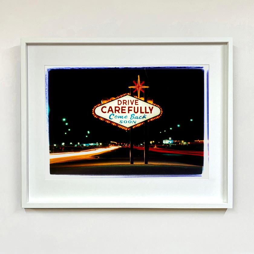 Leder, Las Vegas – Ikonische amerikanische Farbfotografie mit Googie-Schild (Zeitgenössisch), Photograph, von Richard Heeps