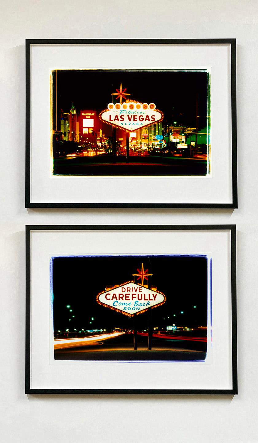 Leder, Las Vegas – Ikonische amerikanische Farbfotografie mit Googie-Schild im Angebot 1