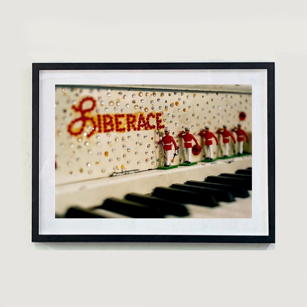 Liberace's Piano, Las Vegas – amerikanische Pop-Art-Farbfotografie – Photograph von Richard Heeps