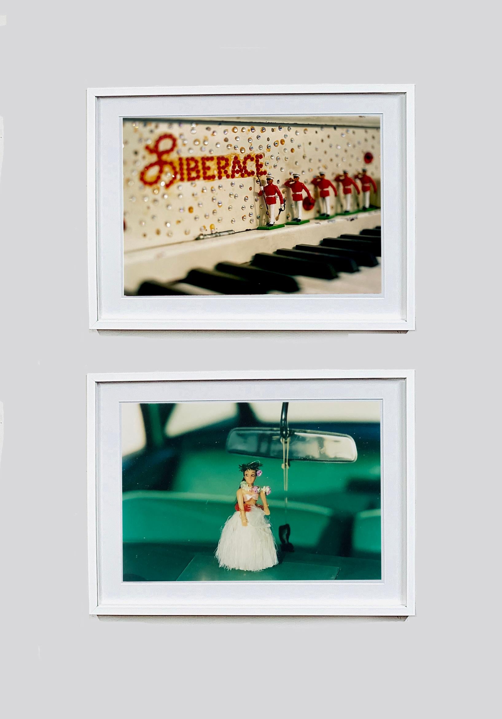 'Liberace's Piano' aus Richard Heeps 'Dream in Colour'-Serie. Richard hat eines von Liberaces Klavieren in einem Privathaus erbeutet, es hat eine  ein archetypisches Spaß-, Kitsch- und Las-Vegas-Gefühl.

Dieses Kunstwerk ist eine auf 25 Exemplare