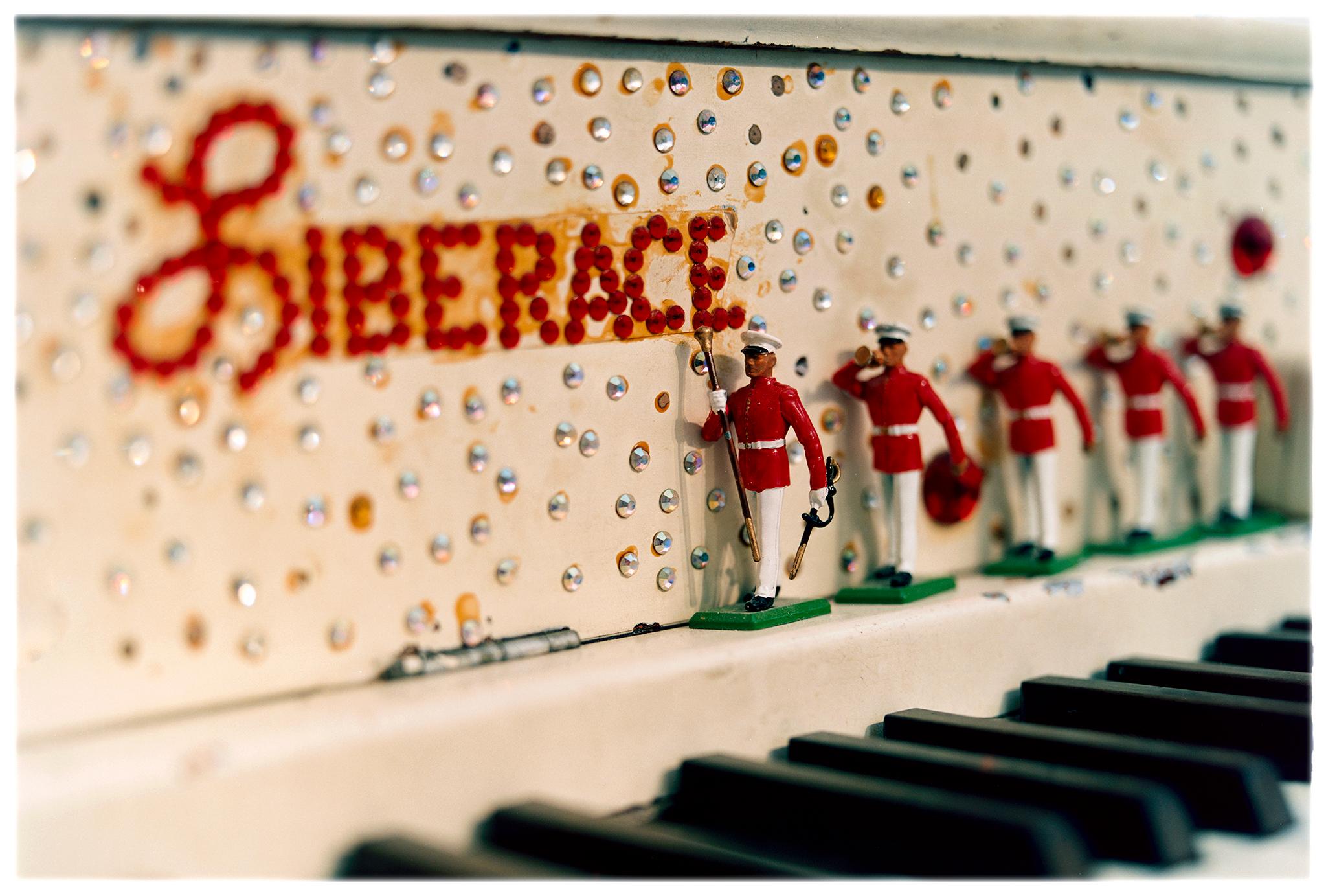 Richard Heeps Color Photograph – Liberace's Piano, Las Vegas – amerikanische Pop-Art-Farbfotografie