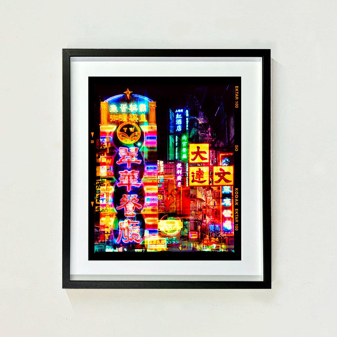 Lights of Mong Kok, Hong Kong - Photographie de rue d'architecture asiatique - Noir Color Photograph par Richard Heeps