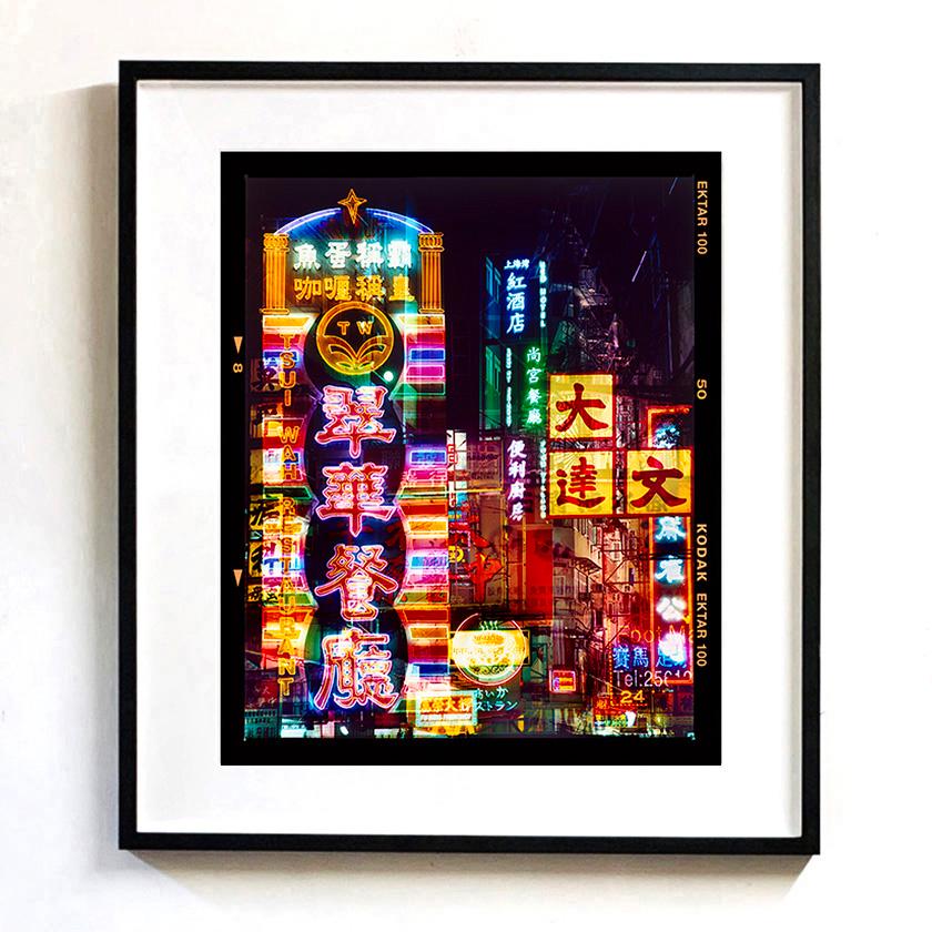 Le luci di Mong Kok, Hong Kong - Fotografia di strada di architettura asiatica - Print di Richard Heeps