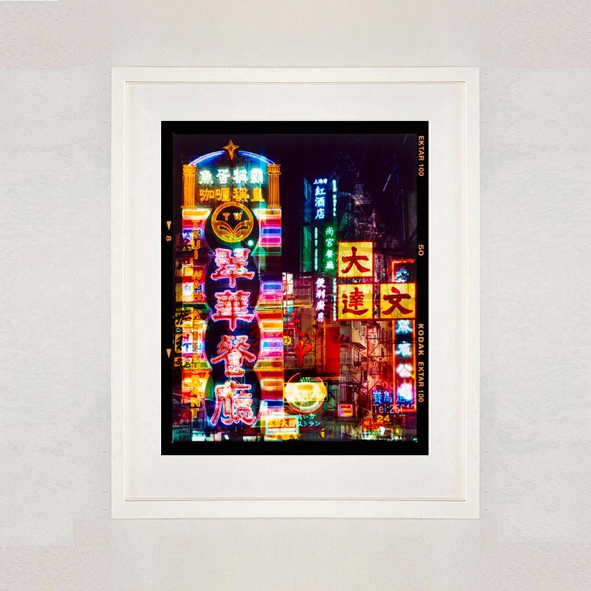 Le luci di Mong Kok, Hong Kong - Fotografia di strada di architettura asiatica - Photograph Contemporaneo di Richard Heeps