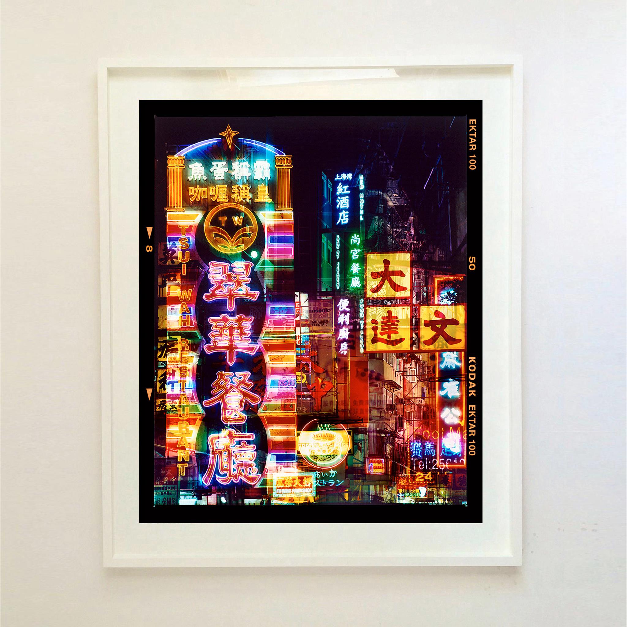 Le luci di Mong Kok, Hong Kong - Fotografia di strada di architettura asiatica - Print Contemporaneo di Richard Heeps