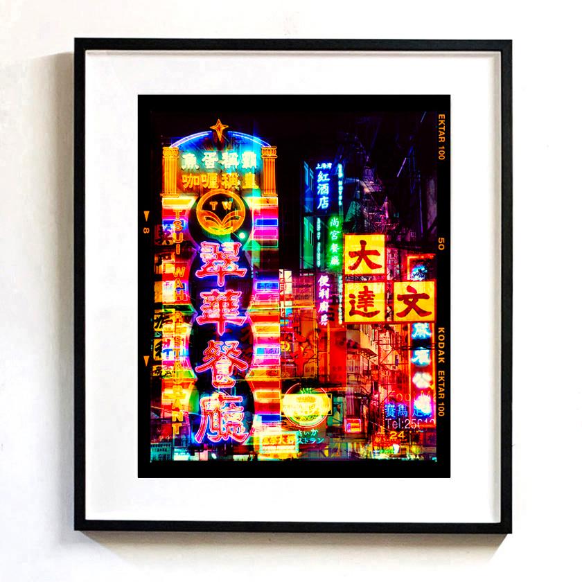 Lights of Mong Kok, Hong Kong - Photographie de rue d'architecture asiatique - Print de Richard Heeps