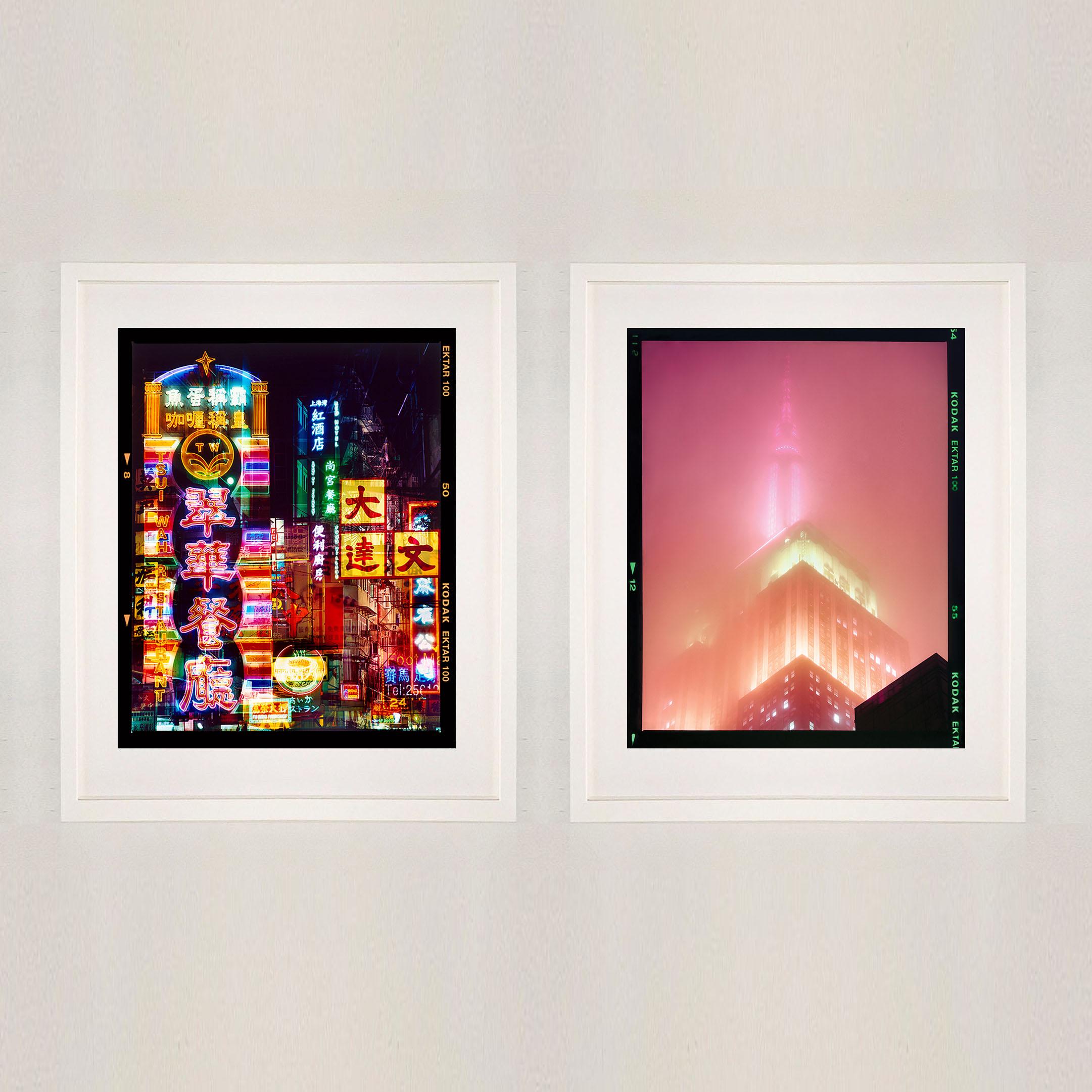 Le luci di Mong Kok, Hong Kong - Fotografia di strada di architettura asiatica - Print Nero di Richard Heeps