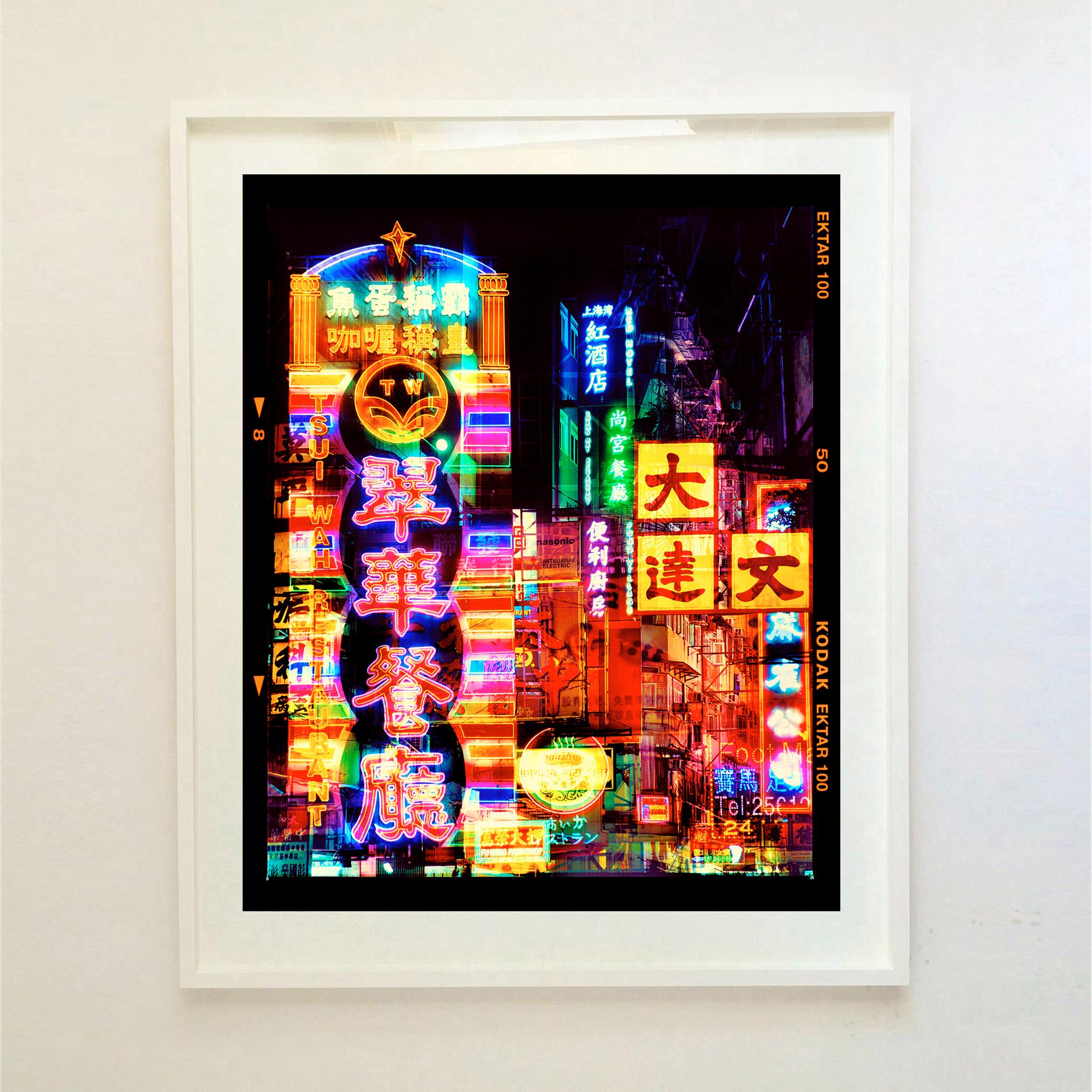 Lights of Mong Kok, Hong Kong - Photographie de rue d'architecture asiatique - Contemporain Print par Richard Heeps