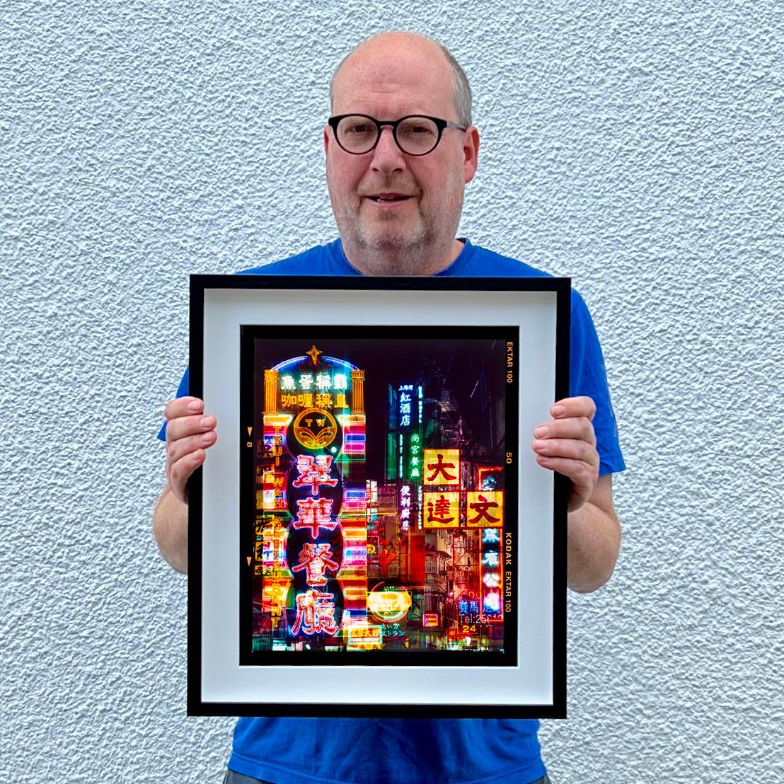Le luci di Mong KOK, Kowloon, fotografia di architettura asiatica di Richard Heeps. 
L'opera d'arte cattura lo spirito di camminare per le strade di Hong Kong, il brusio travolgente delle insegne al neon in competizione tra loro sopra la tua testa.