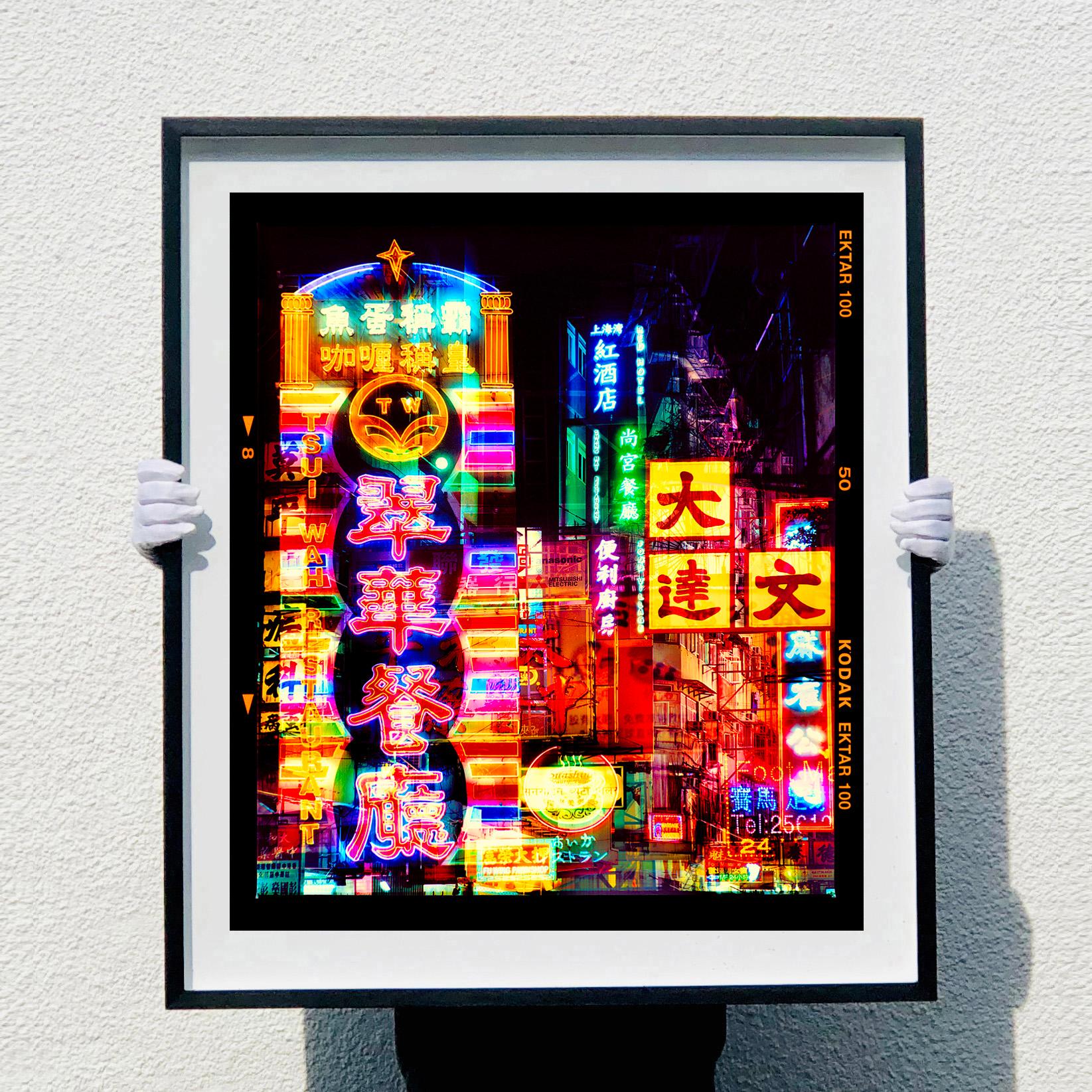 Lights of Mong Kok, Hong Kong - Photographie de rue d'architecture asiatique en vente 3