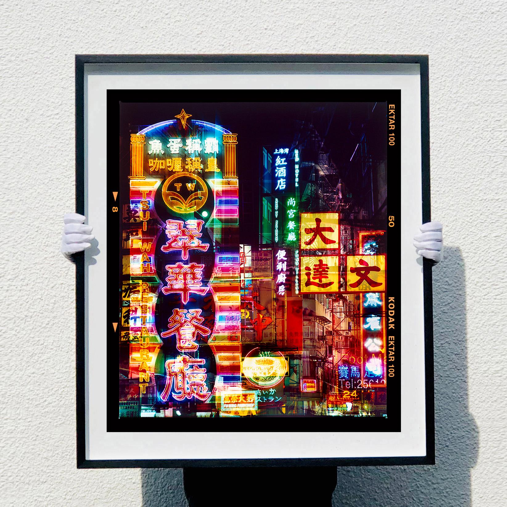 Le luci di Mong Kok, Hong Kong - Fotografia di strada di architettura asiatica in vendita 3
