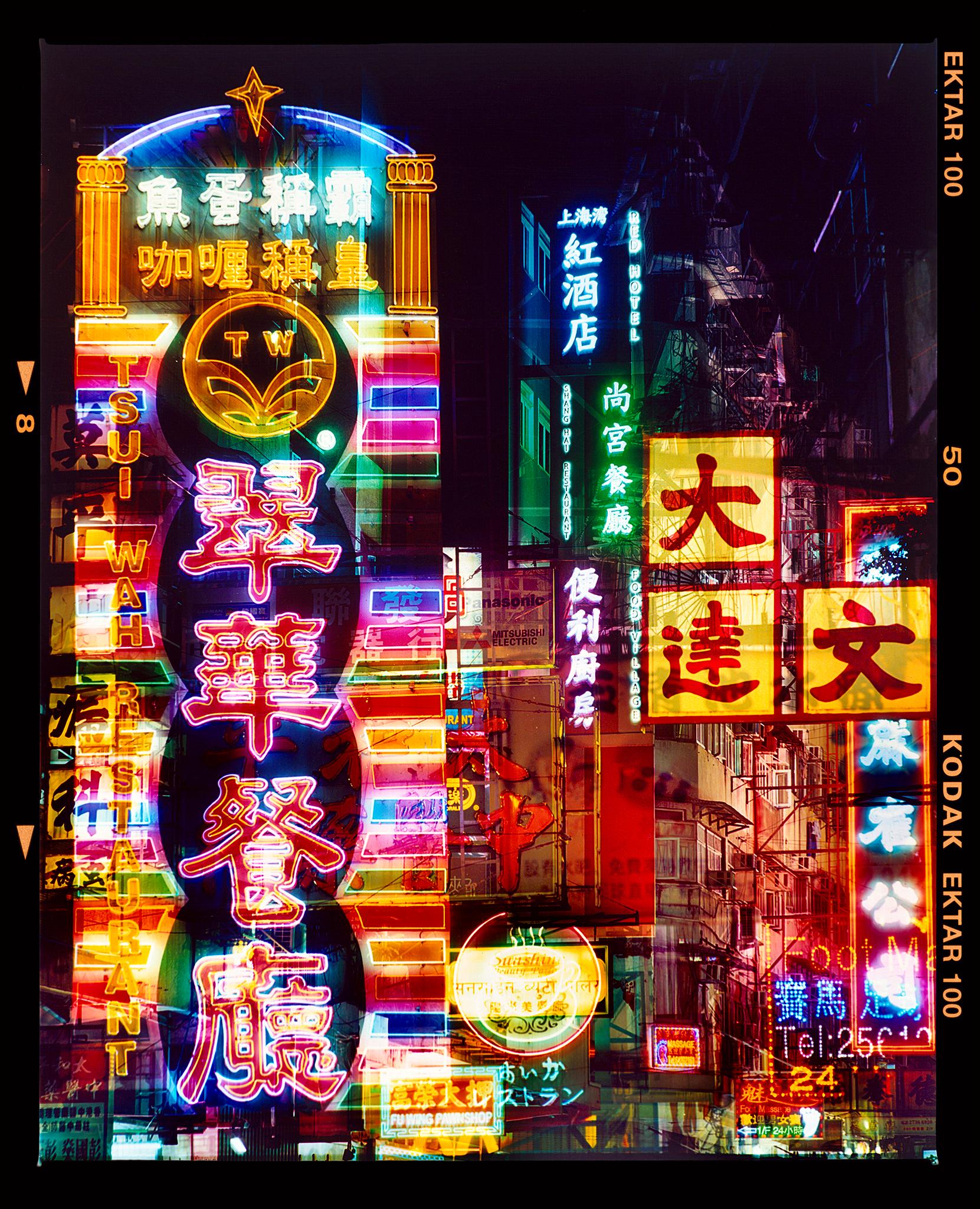 Color Photograph di Richard Heeps - Le luci di Mong Kok, Hong Kong - Fotografia di strada di architettura asiatica