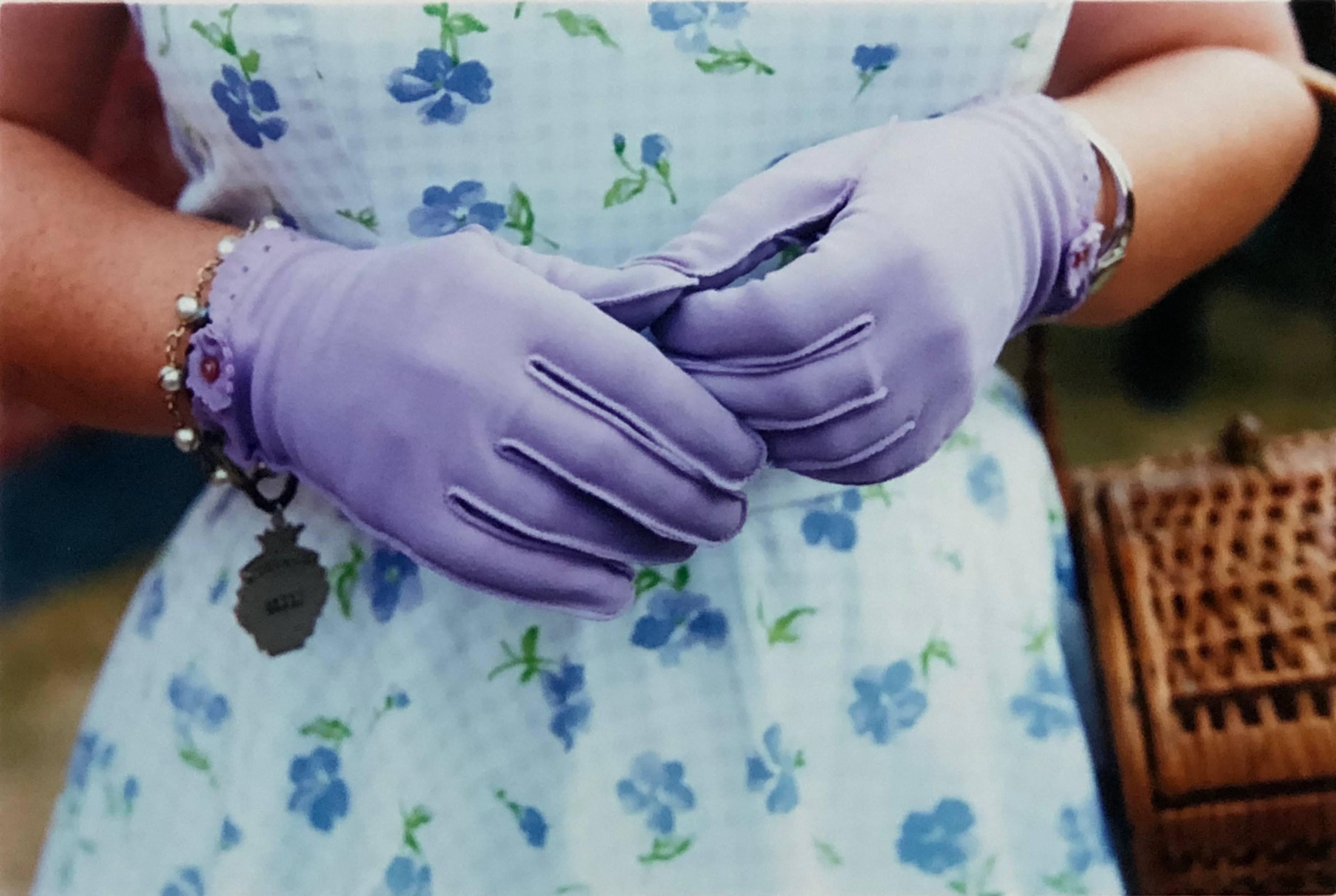 Figurative Photograph Richard Heeps - Gants lilas, Goodwood, Chichester - mode féminine, photographie en couleur