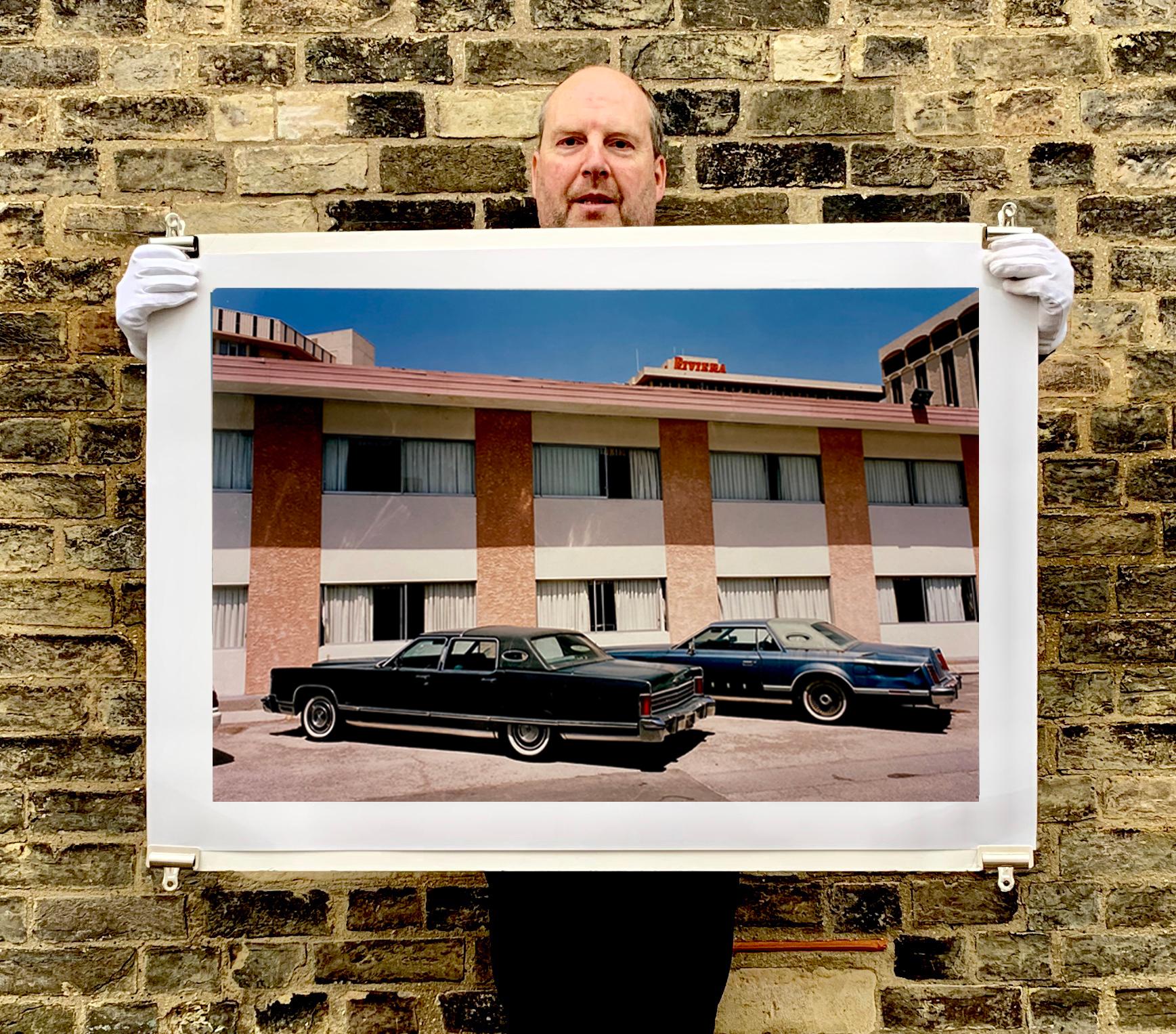 Lincoln Lincoln's La Concha, Las Vegas - Cinematische zeitgenössische Farbfotografie (Schwarz), Interior Print, von Richard Heeps