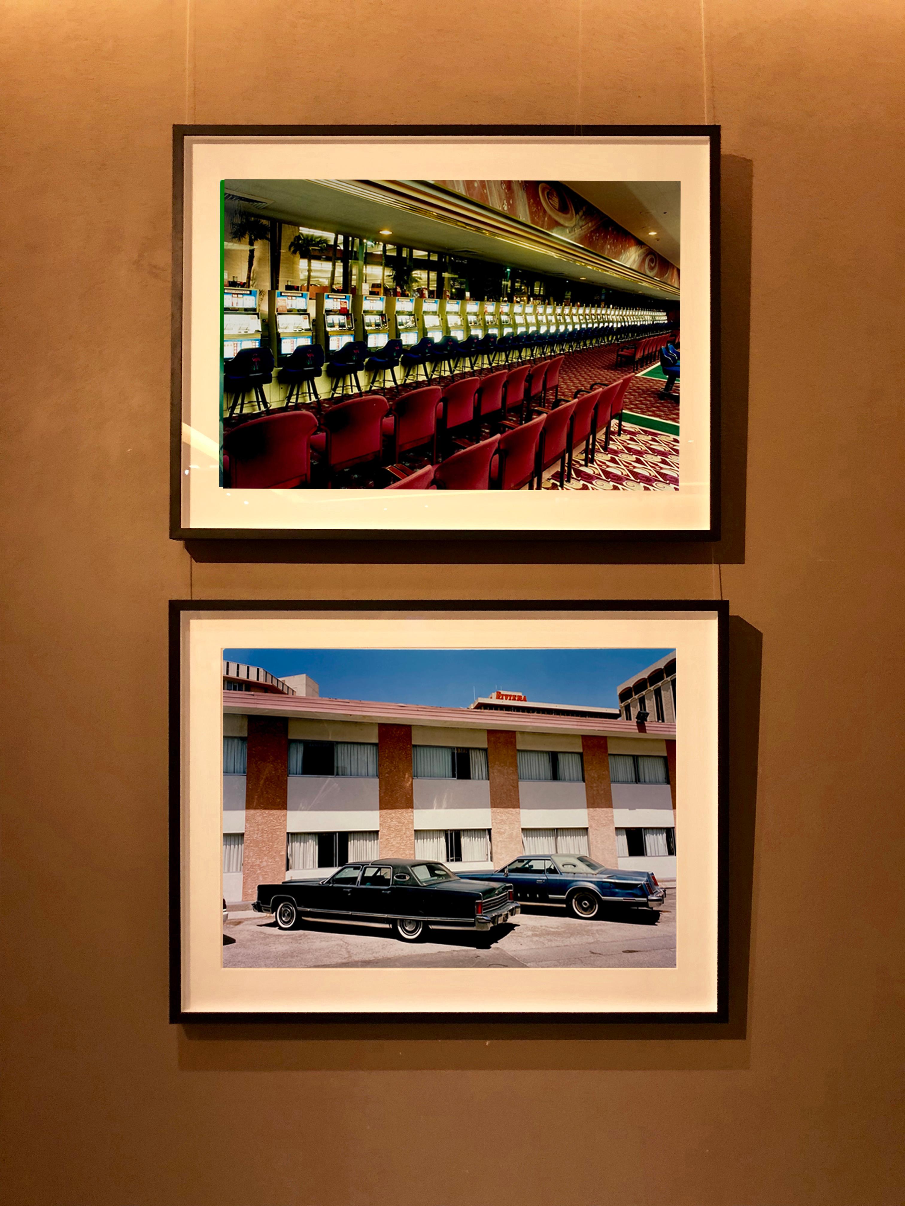 Klassische Lincoln-Autos, geparkt vor dem berühmten Gebäude aus der Jahrhundertmitte, dem La Concha Motel in Las Vegas. Die filmische Szene von 